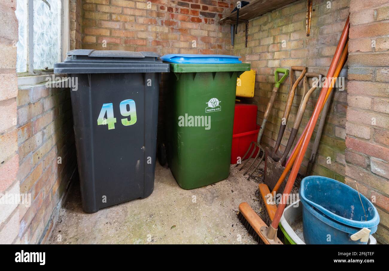 Externer Ziegel-Mülleimer für Hausmüll oder Abfalleimer und Lagerung von Gartengeräten. In England, Großbritannien. Stockfoto
