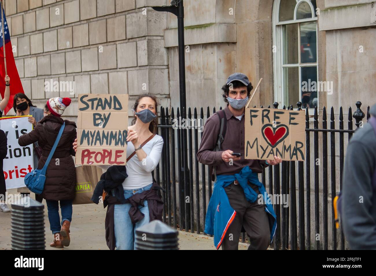 WHITEHALL, LONDON, ENGLAND – 31. März 2021: Protestierende marschieren gegen den Militärputsch von Myanmar auf die chinesische Botschaft zu Stockfoto