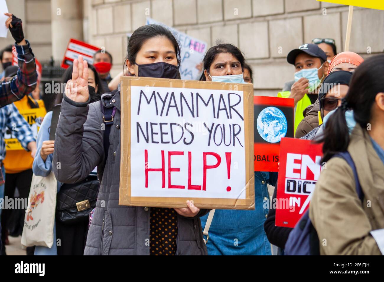 WHITEHALL, LONDON, ENGLAND – 31. März 2021: Protestierende marschieren gegen den Militärputsch von Myanmar auf die chinesische Botschaft zu Stockfoto