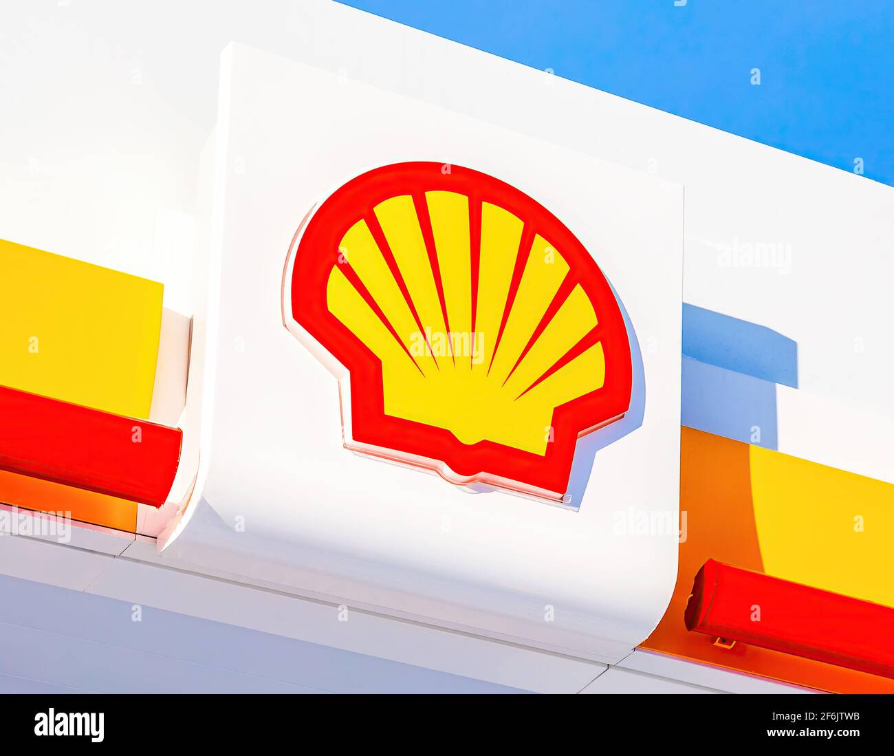 Samara, Russland - Januar 8, 2018: Emblem der Royal Dutch Shell Oil Company gegen den blauen Himmel Stockfoto