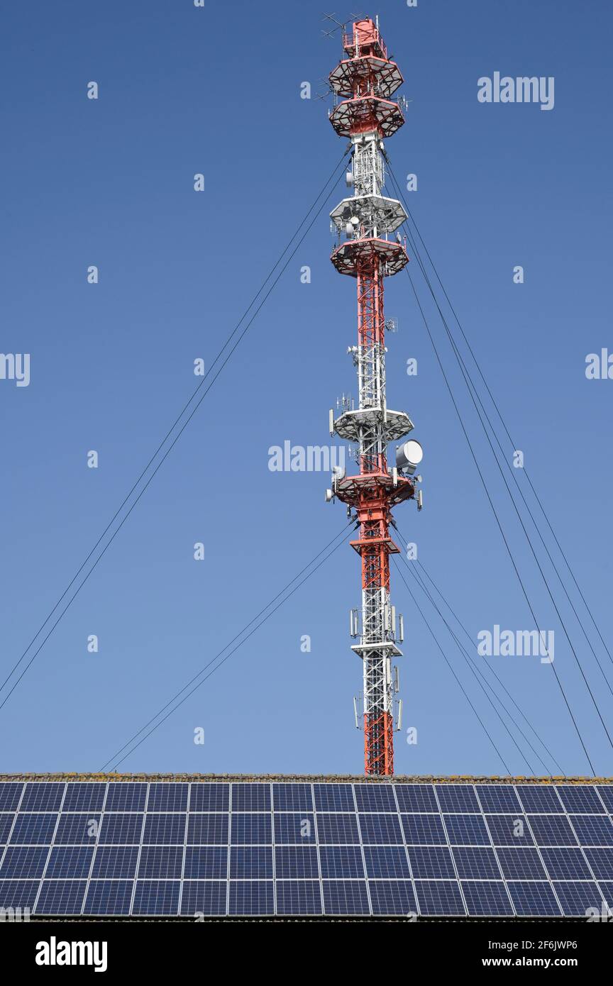 Deutschland, Mobilfunk-Pole / DEUTSCHLAND, Garding, Sendemast für Mobilfunk, Vordergrund Solardach Stockfoto