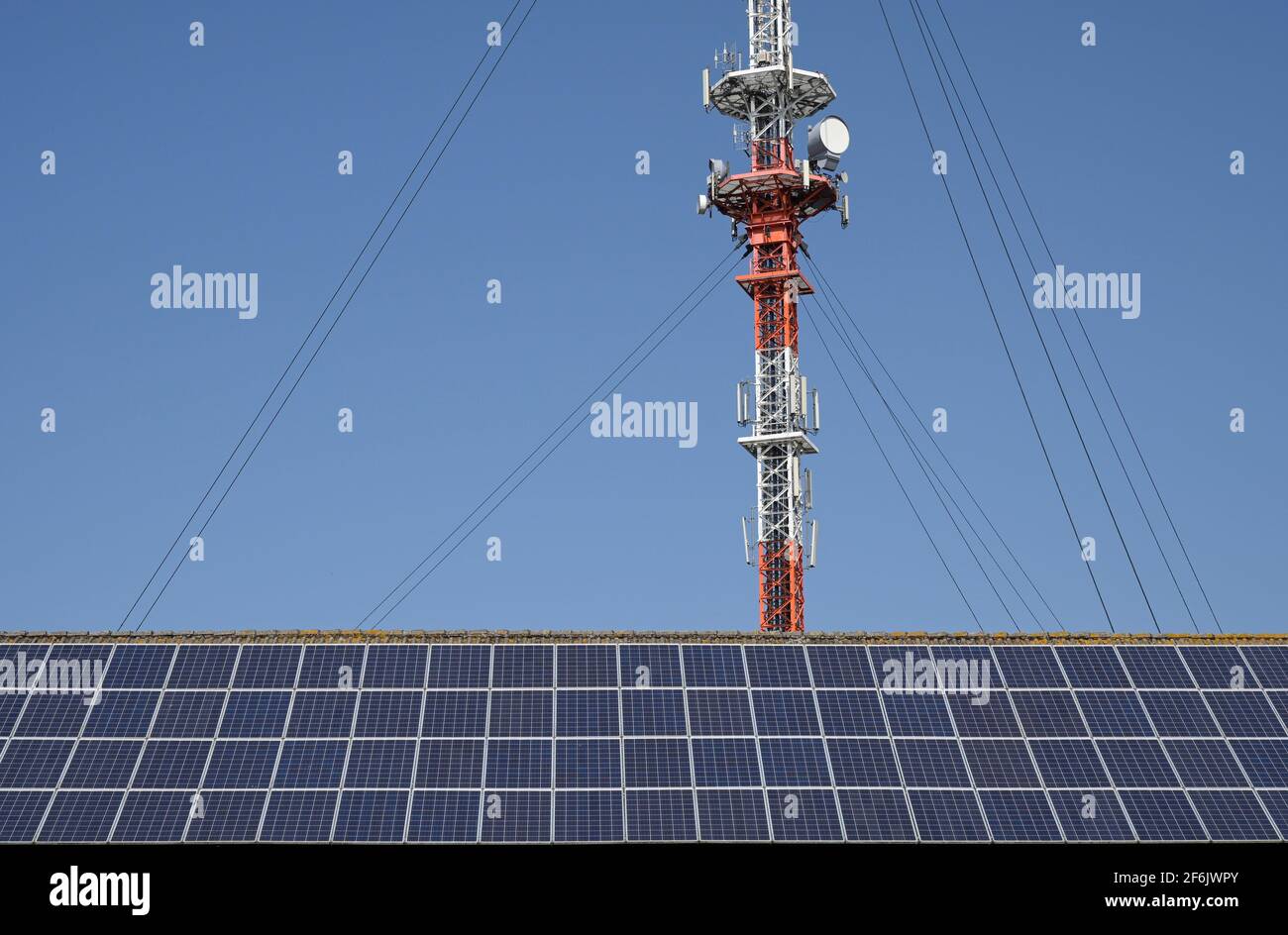 Deutschland, Mobilfunk-Pole / DEUTSCHLAND, Garding, Sendemast für Mobilfunk, Vordergrund Solardach Stockfoto