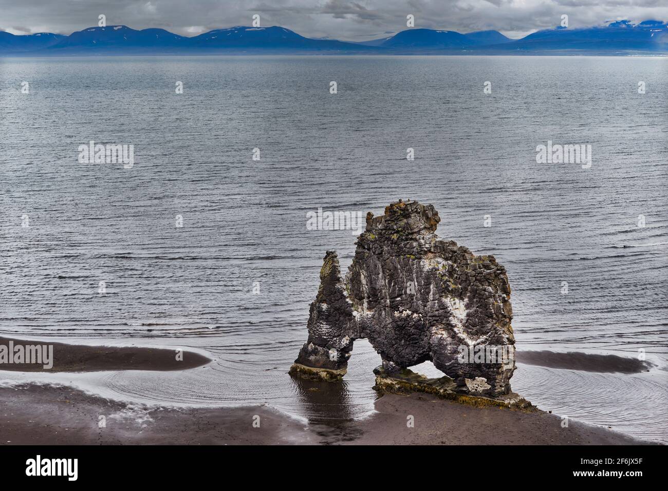 Hvítserkur ist ein 15 m hoher Basaltstapel entlang der östlichen Küste der Halbinsel Vatnsnes im Nordwesten Islands Stockfoto