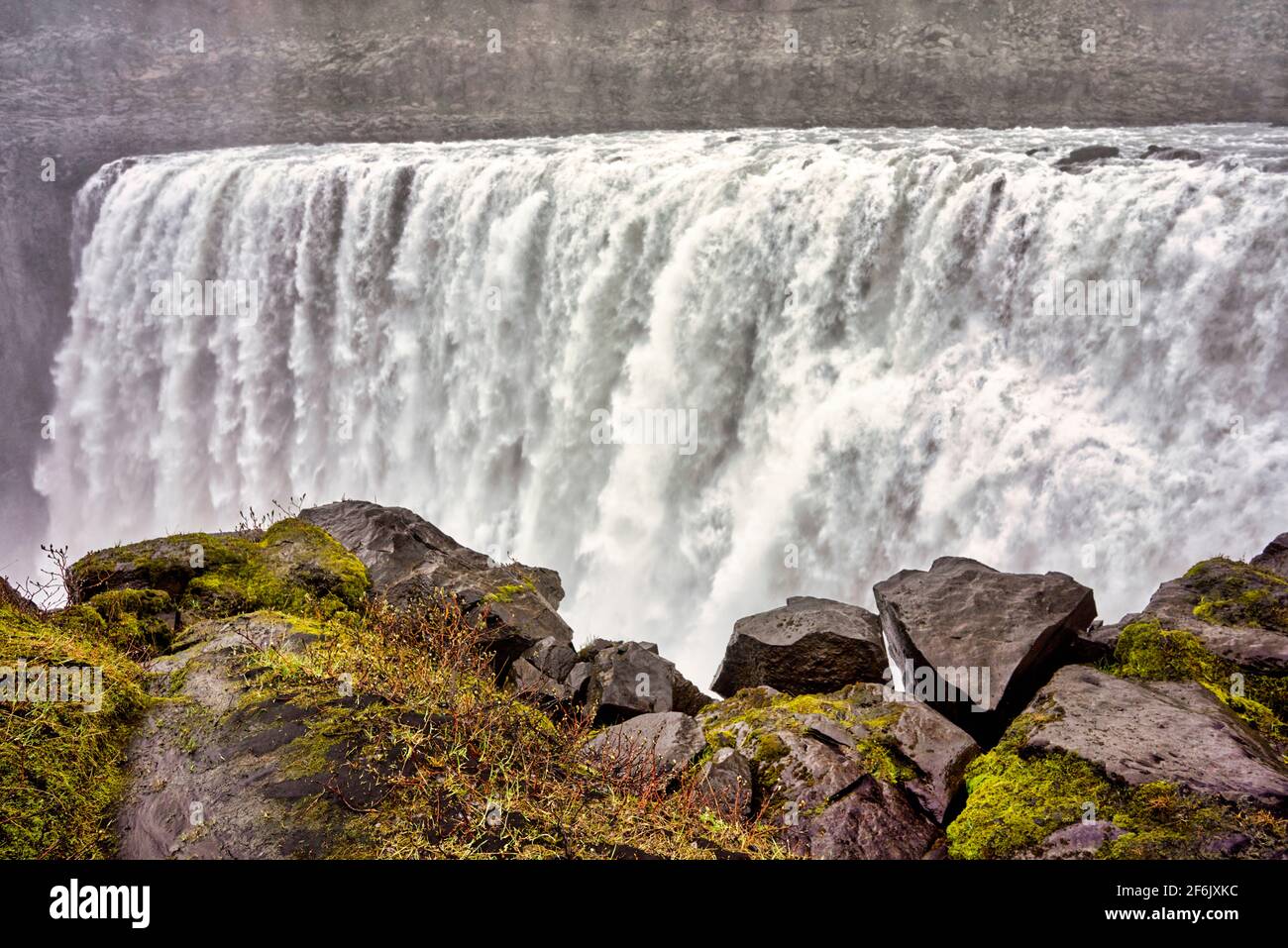 Dettifoss ist ein Wasserfall am Fluss Jökulsá á á Fjöllum im Norden Islands. Stockfoto