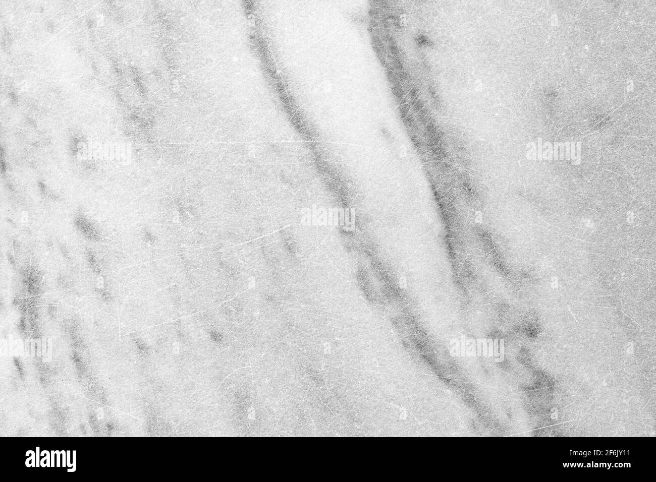 Grauer Marmorsteinboden, natürliche Materialstruktur mit dunklen Adern und Kratzern, Draufsicht Stockfoto