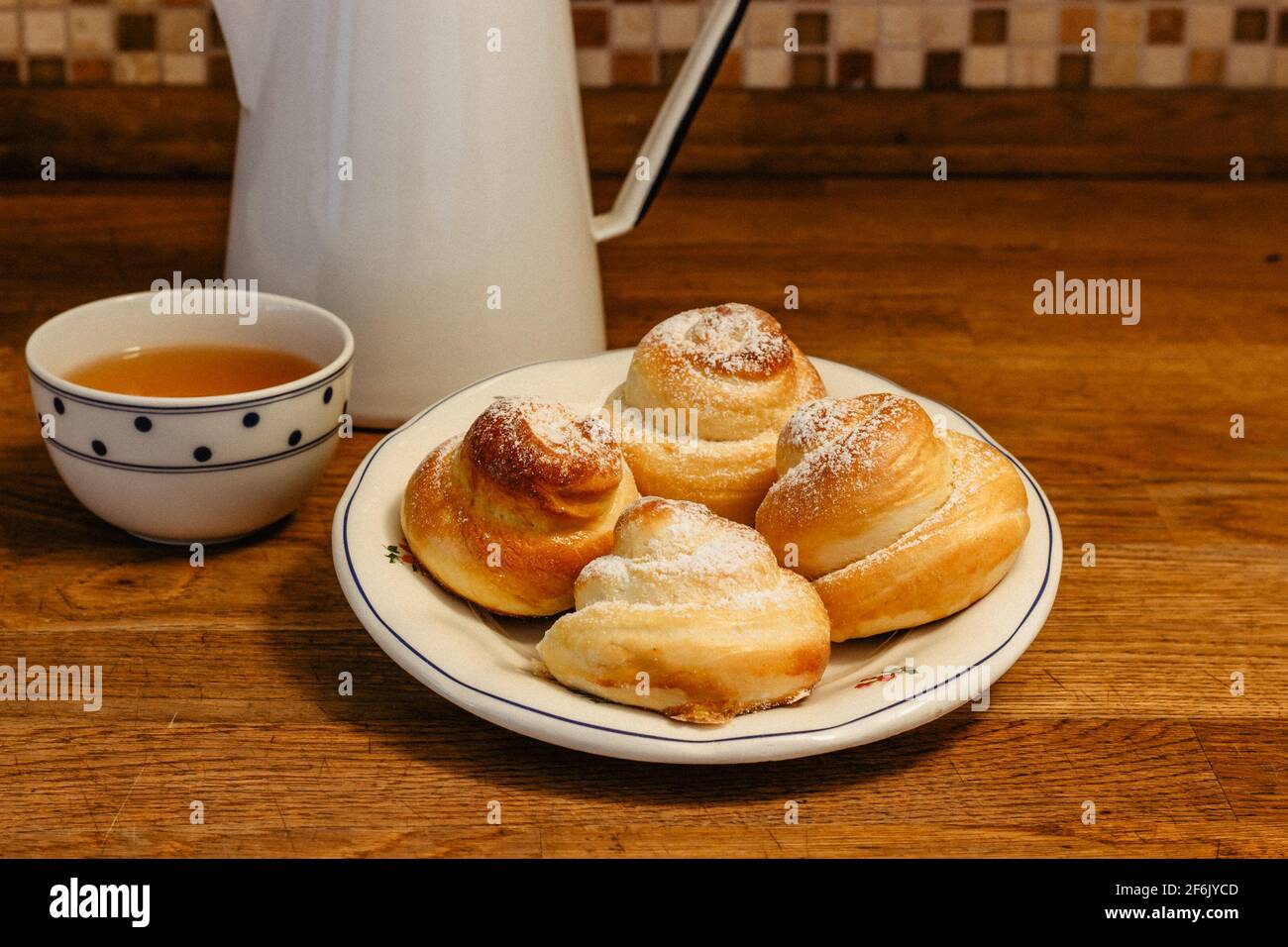 Traditionelle Osterbacken mit Honig zum Frühstück serviert.köstliche hausgemachte heiße Brötchen aus süßem Hefeteig, CZ jidase, traditionell in tschechischer Sprache gebacken Stockfoto