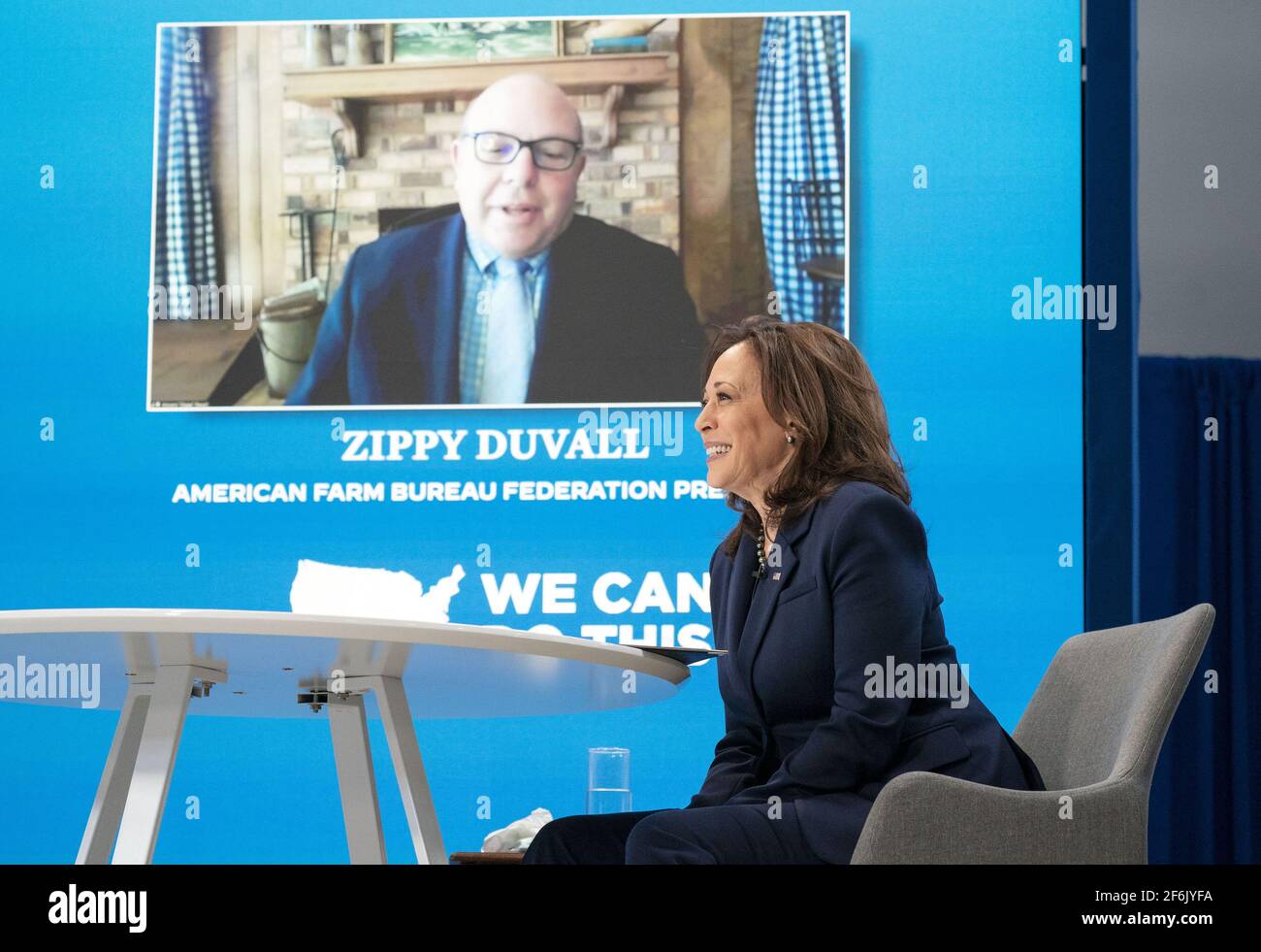 Vizepräsidentin Kamala Harris trifft sich virtuell mit Zippy Duvall, dem Präsidenten der American Farm Bureau Federation, und führenden Vertretern der Gemeinschaft, um am Donnerstag, dem 1. April 2021, im South Court Auditorium in Washington D.C. über die öffentlichen Bildungsbemühungen von COVID-19 zu sprechen. Virtuelle Teilnehmer der angemeldeten Teilnehmer und mehrere Führungskräfte sprachen über die COVID-19-Bildung und die Wege zur Bekämpfung des Virus. Foto von Leigh Vogel/UPI Stockfoto