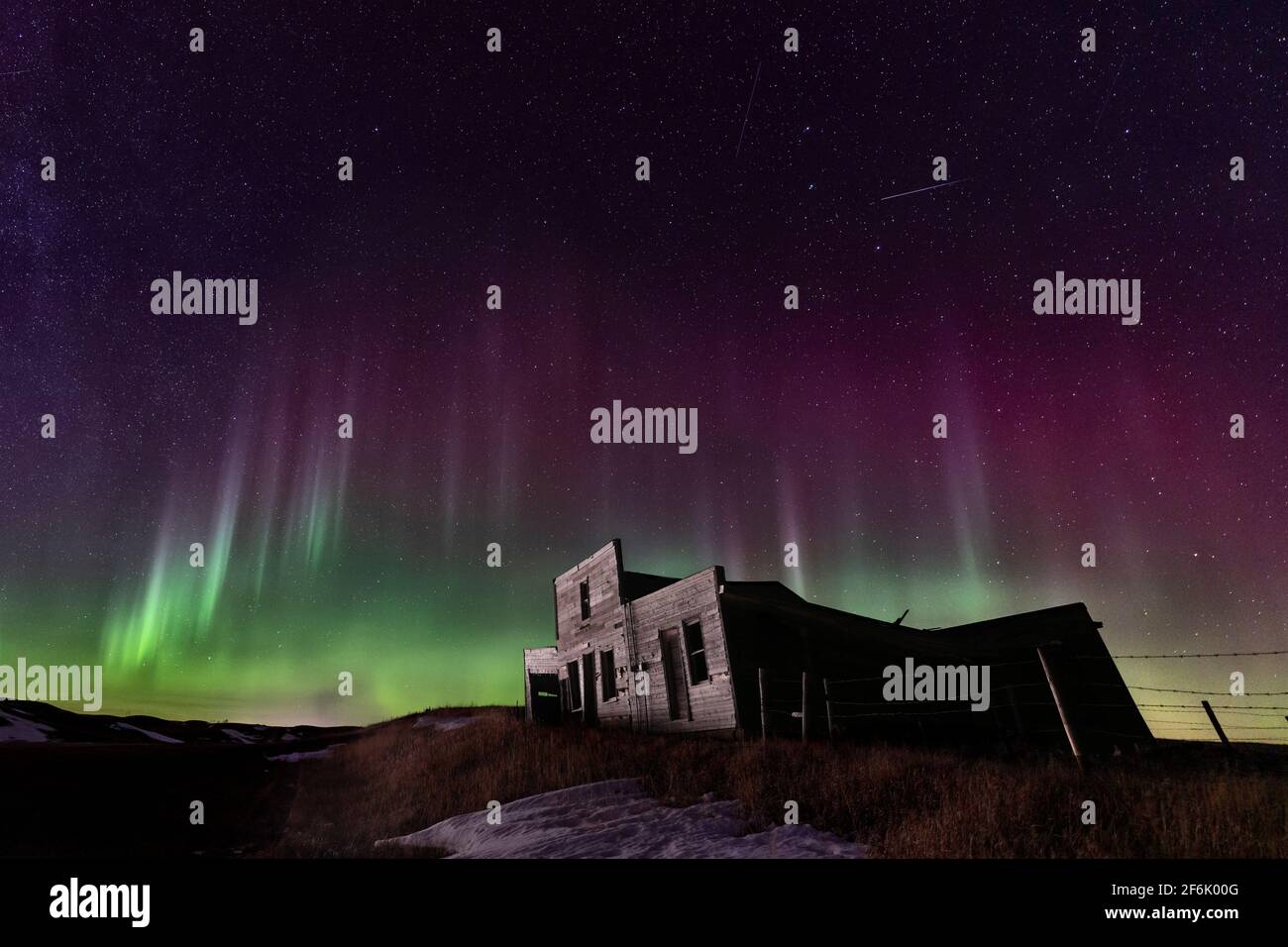 Northern Lights Aurora Borealis, Eine Geisterstadt In Saskatchean Stockfoto