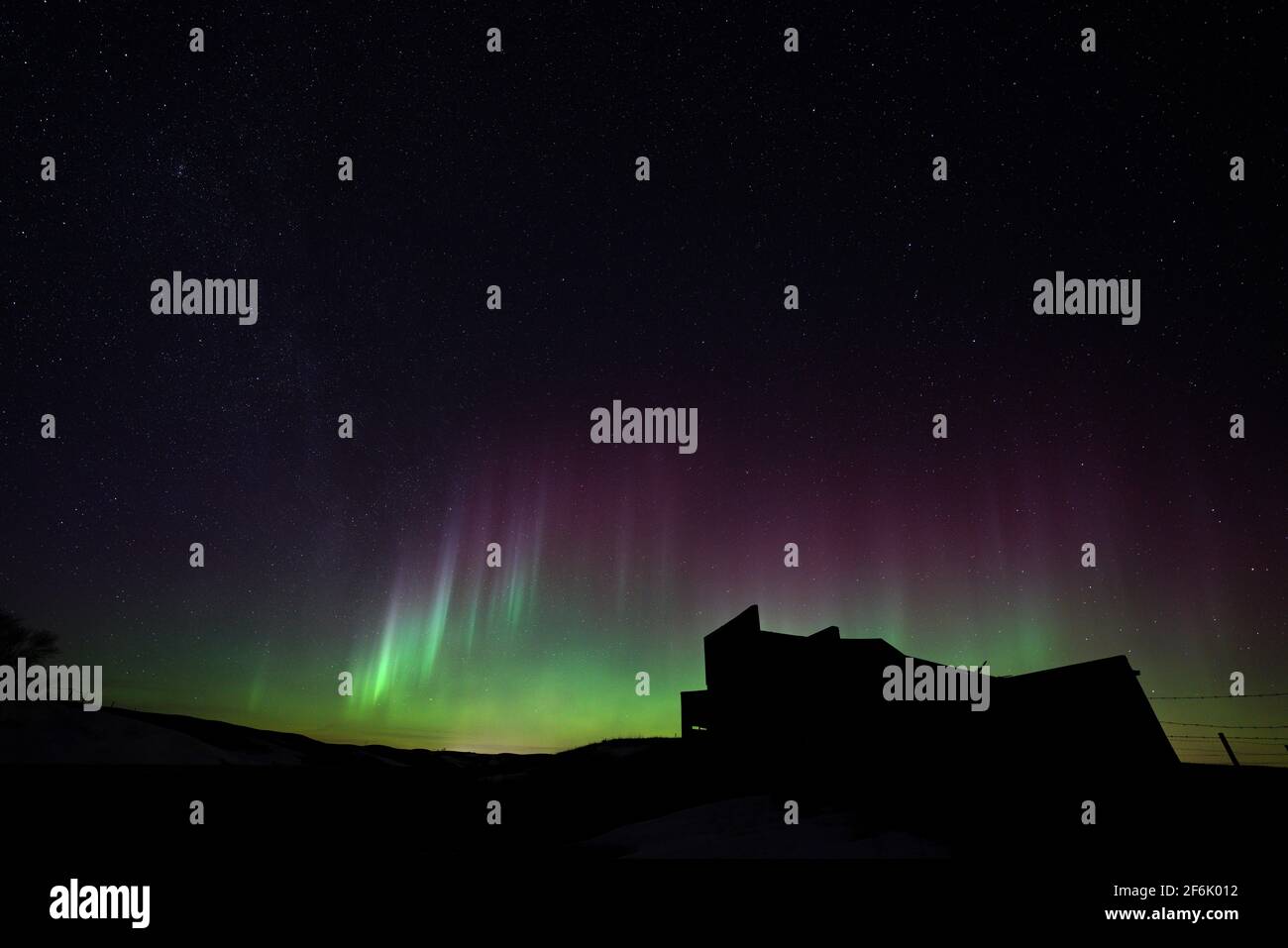 Northern Lights Aurora Borealis, Eine Geisterstadt In Saskatchean Stockfoto