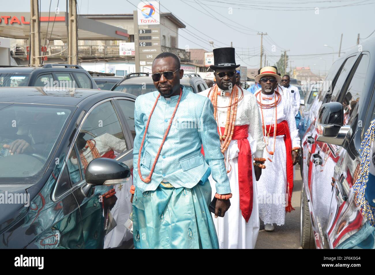 Itsekiri Chiefs bei der Krönungszeremonie von Ooni von Ife, Oba Adeyeye Enitan Ogunwusi, Ile-Ife, Bundesstaat Osun, Nigeria. Stockfoto