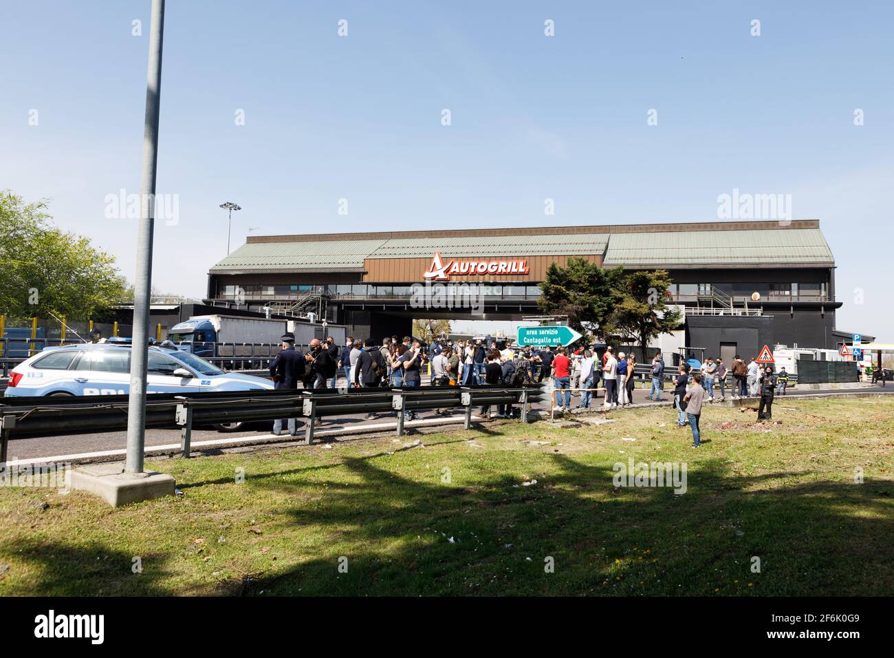 Bologna, ITALIEN. April 2021. Etwa hundert Gastronomen und Händler aus ganz Italien protestierten vor dem Autogrill „Cantagallo“ auf der Autobahn A1 vor den Toren Bolognas, um die Regierung Draghi um substantiellere Unterstützung zu bitten und vor allem um eine sichere Wiedereröffnung ihrer Geschäfte. Kredit: Massimiliano Donati/Alamy Live Nachrichten Stockfoto