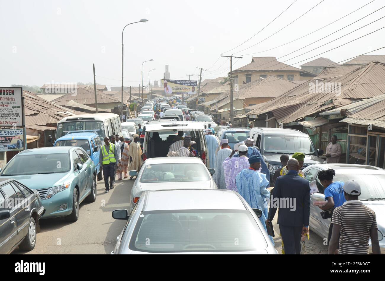 Menschen, die während der Krönungszeremonie von Ooni von Ife, Oba Adeyeye Enitan Ogunwusi, Ojaja II. In Ile-Ife, Bundesstaat Osun, Nigeria, eintreffen Stockfoto