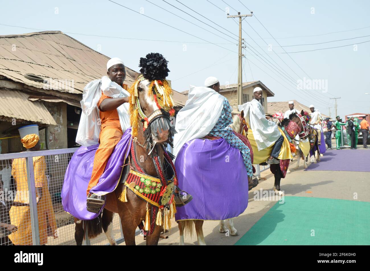 Palastwächter reiten auf einem Pferd bei der Krönung des neu installierten Monarchen von Ile-Ife Oba Adeyeye Ogunwusi, in Ile-Ife, im Südwesten von Nigeria Stockfoto