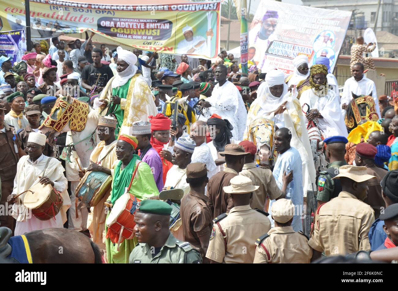 Menschen, die während der Krönungszeremonie von Ooni von Ife, Oba Adeyeye Enitan Ogunwusi, Ojaja II. In Ile-Ife, Bundesstaat Osun, Nigeria, eintreffen Stockfoto