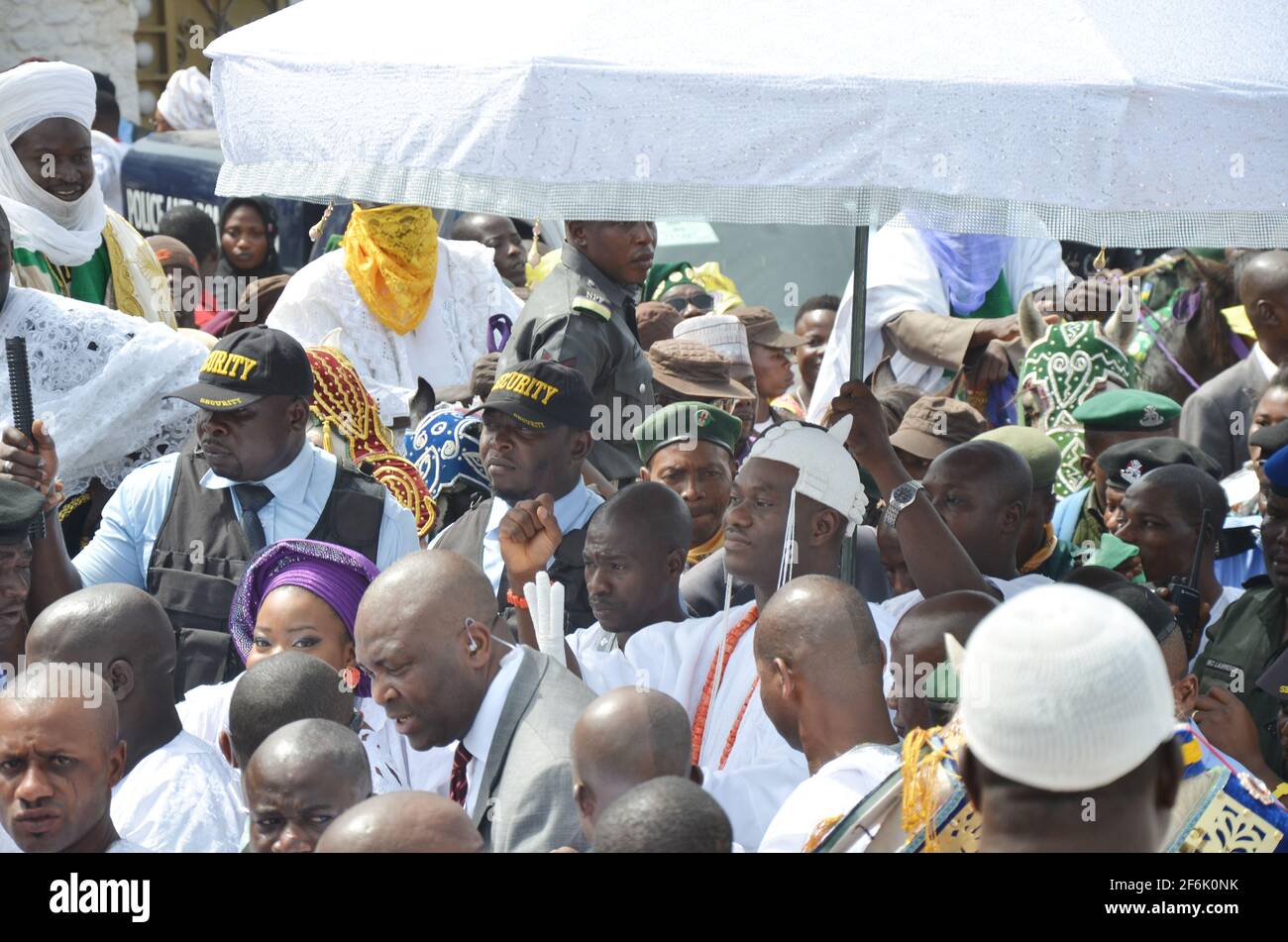 Die Ankunft von Ooni von Ife, Oba Adeyeye Enitan Ogunwusi, Ojaja II., während seiner Krönungszeremonie, Ile-Ife, Osun State, Nigeria. Stockfoto