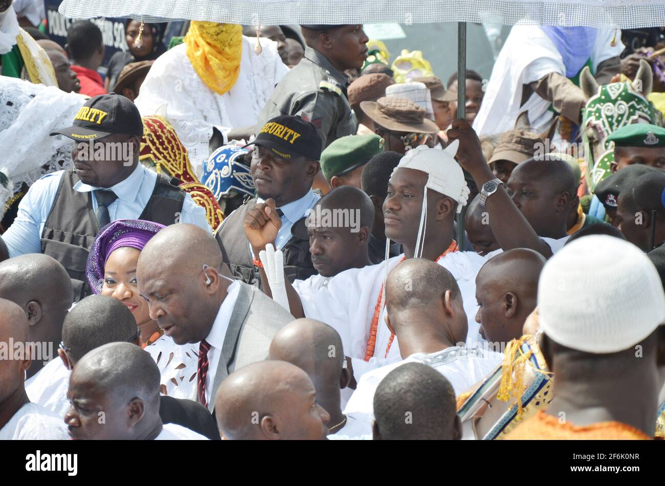 Die Ankunft von Ooni von Ife, Oba Adeyeye Enitan Ogunwusi, Ojaja II., während seiner Krönungszeremonie, Ile-Ife, Osun State, Nigeria. Stockfoto