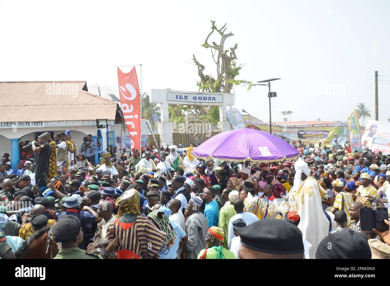 Menschen, die während der Krönungszeremonie von Ooni von Ife, Oba Adeyeye Enitan Ogunwusi, Ojaja II, Ile-Ife, Osun State, Nigeria auf der Ile-Ife ankommen. Stockfoto