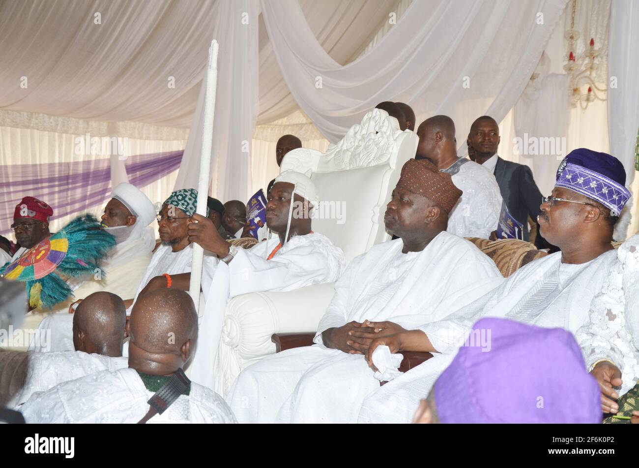 OONI von Ife, Oba Adeyeye Enitan Ogunwusi, der unter den Würdenträgern sitzt, nachdem er sein Büro, Ile-Ife, Bundesstaat Osun, Nigeria, empfangen hatte. Stockfoto