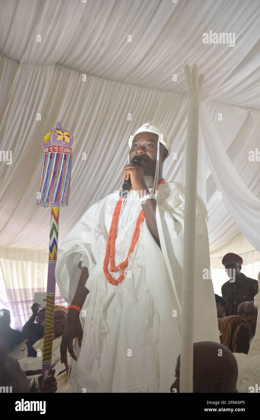 OONI von Ife, Oba Adeyeye Enitan Ogunwusi empfängt während seiner Installationszeremonie seine Mitarbeiter in Ile-Ife, Bundesstaat Osun, Nigeria. Stockfoto