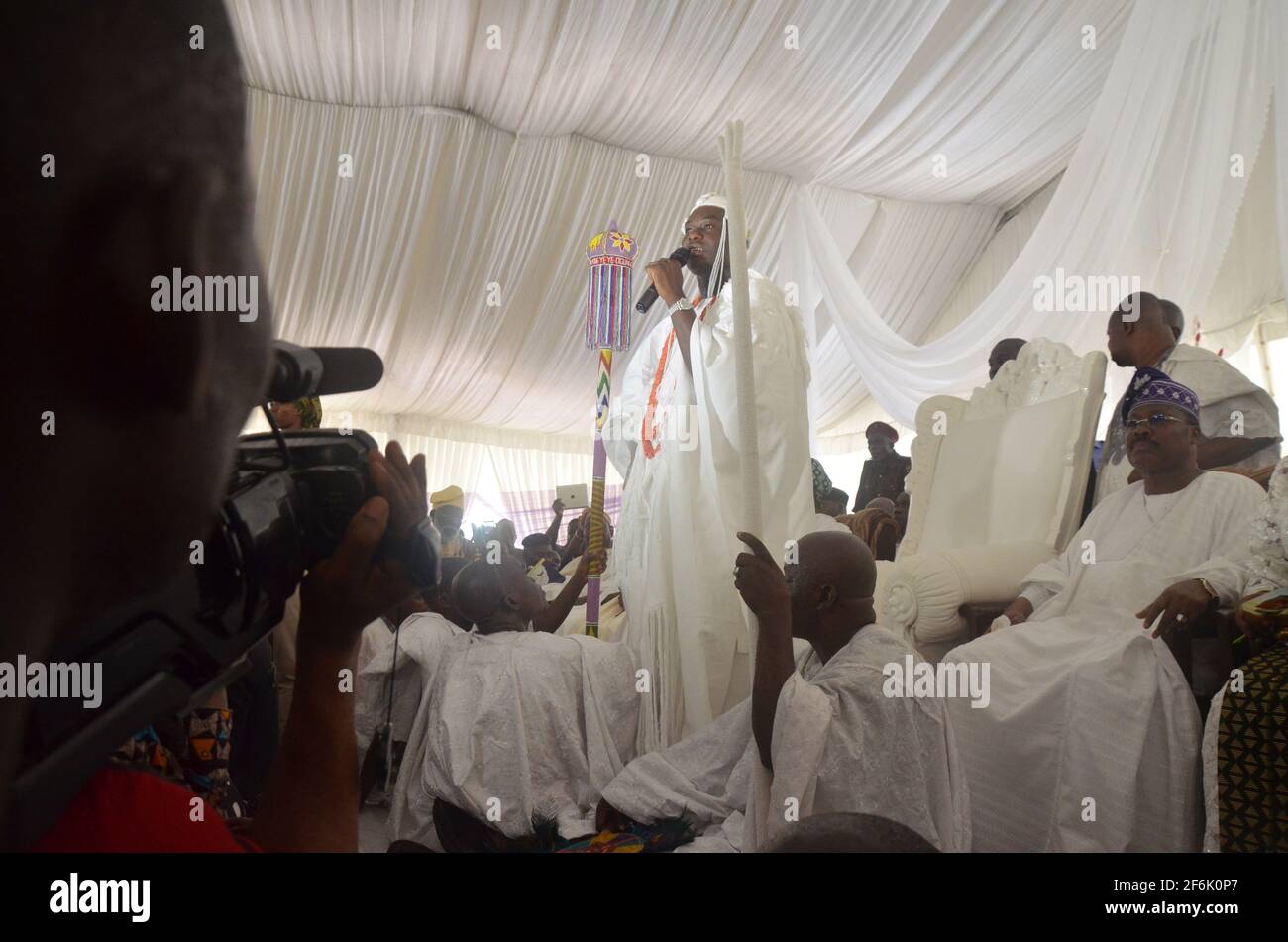 OONI von Ife, Oba Adeyeye Enitan Ogunwusi empfängt während seiner Installationszeremonie seine Mitarbeiter in Ile-Ife, Bundesstaat Osun, Nigeria. Stockfoto