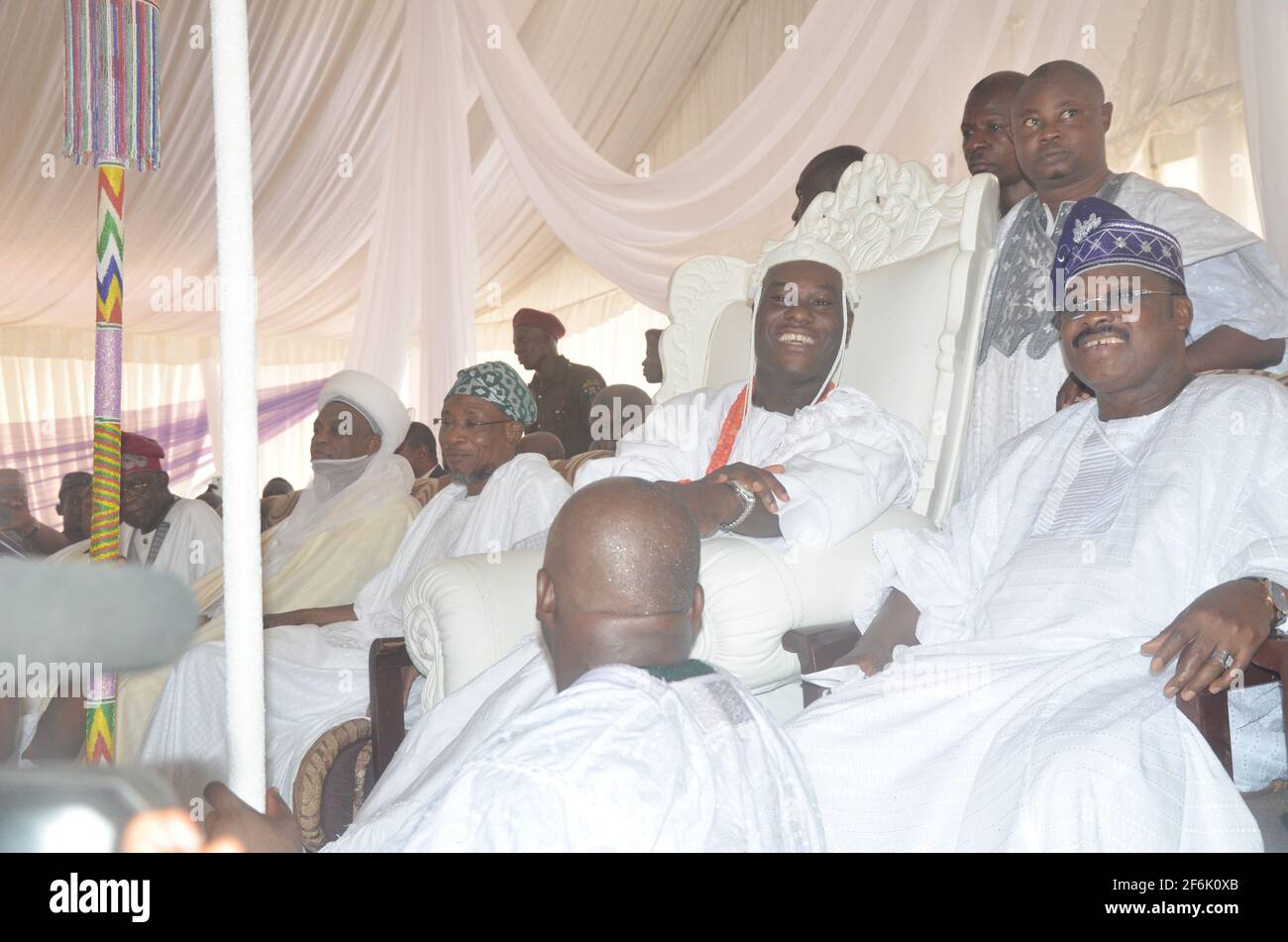 OONI von Ife, Oba Adeyeye Enitan Ogunwusi, der unter den Würdenträgern sitzt, nachdem er sein Büro, Ile-Ife, Bundesstaat Osun, Nigeria, empfangen hatte. Stockfoto