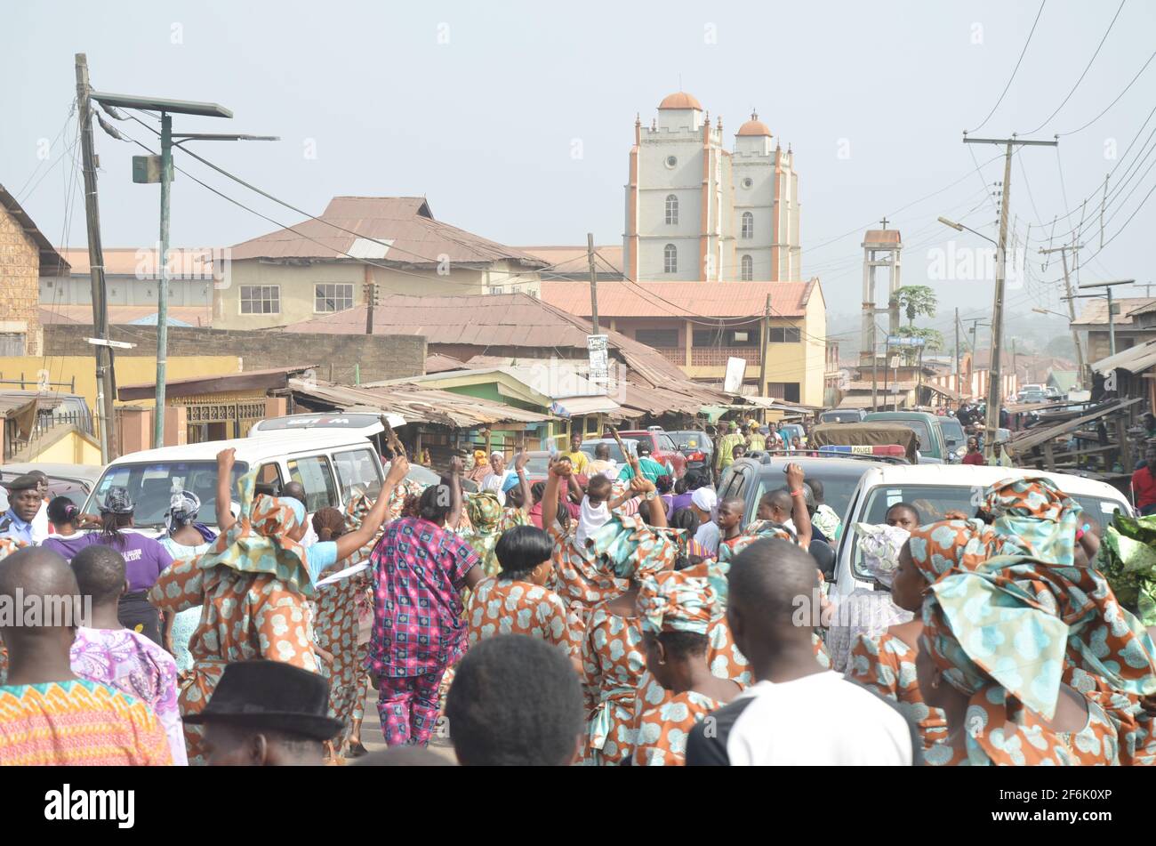 Menschen, die nach der Krönungszeremonie von Ooni von Ife, Oba Adeyeye Enitan Ogunwusi, Ile-Ife, Osun State, Nigeria, nach Hause tanzen. Stockfoto