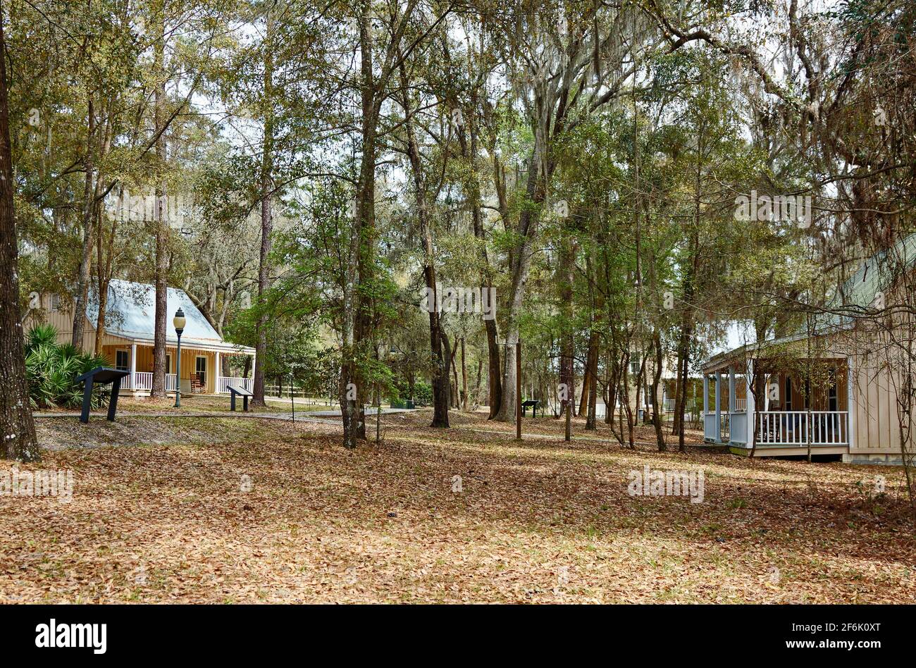 Craft Village, Cottage-Gebäude, qualifizierte Handwerker-Vorführungen, holzige Umgebung, Stephen Foster Cultural State Park, Florida, White Springs, FL, spr Stockfoto