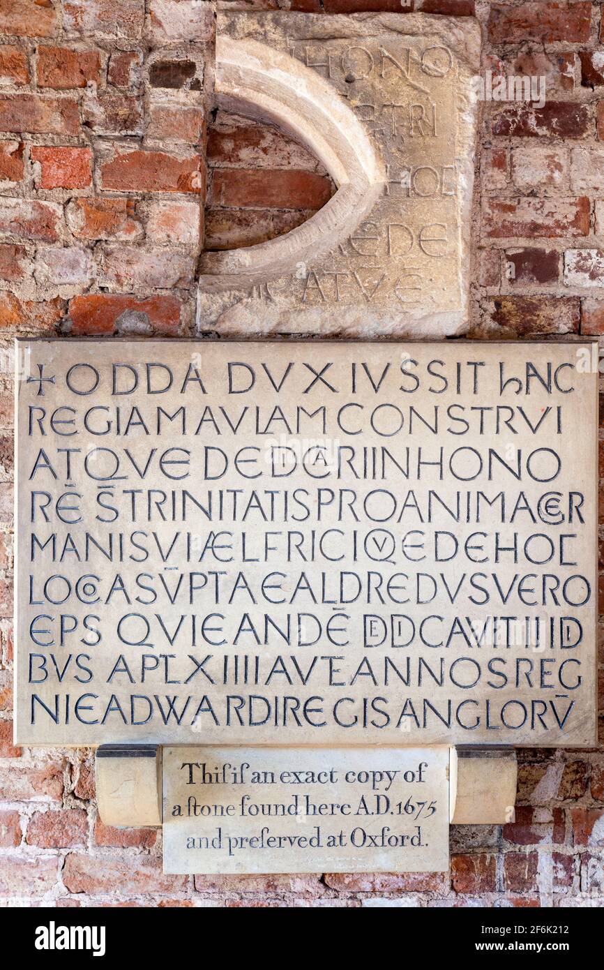 Eine Kopie des ursprünglichen Widmungssteins in Odda's Chapel, der 1056 von Earl Odda in Deerhurst, Gloucestershire, Großbritannien, erbaut wurde Stockfoto