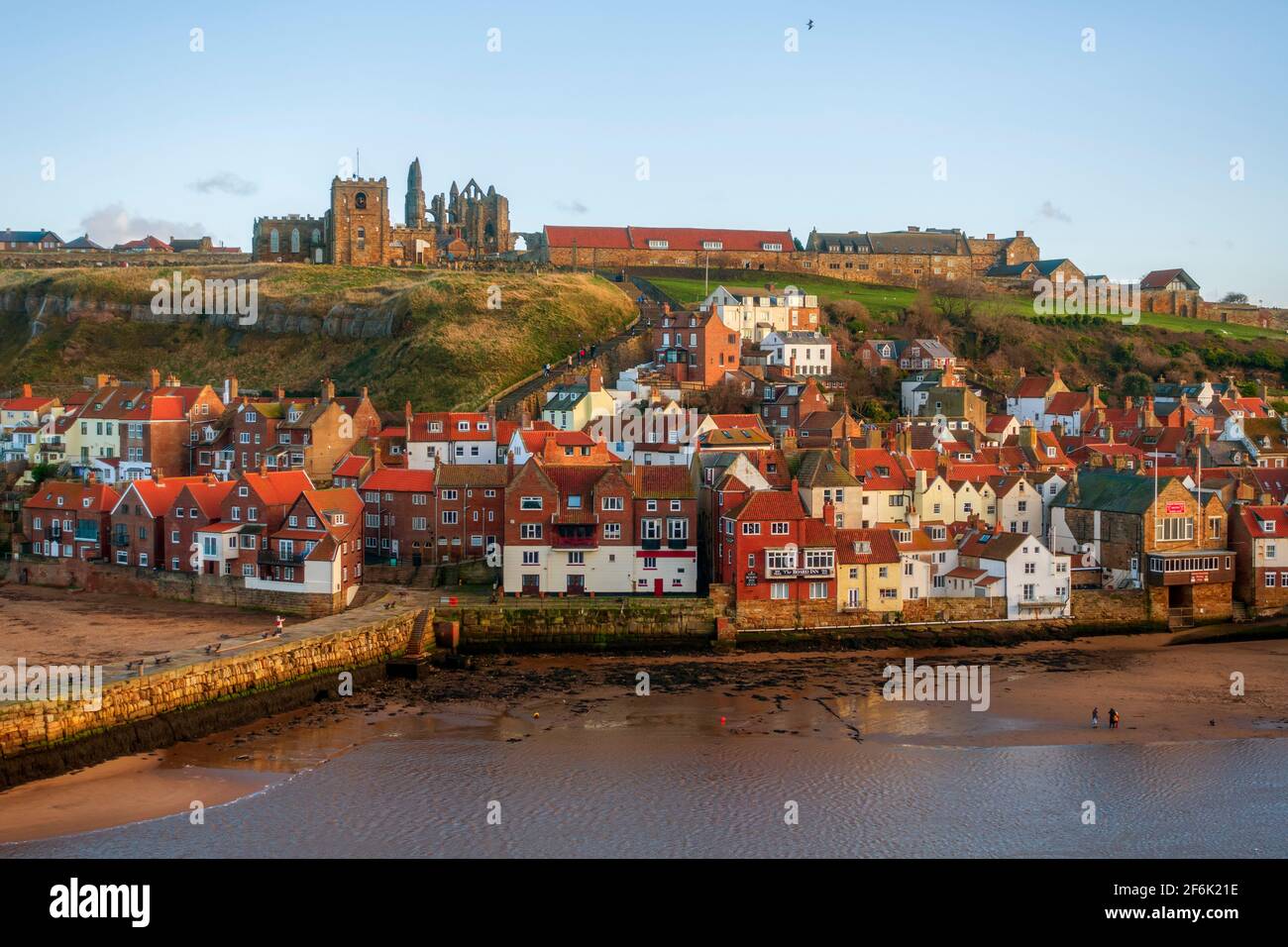 East Cliff und Whitby Harbour, North Yorkshire Stockfoto