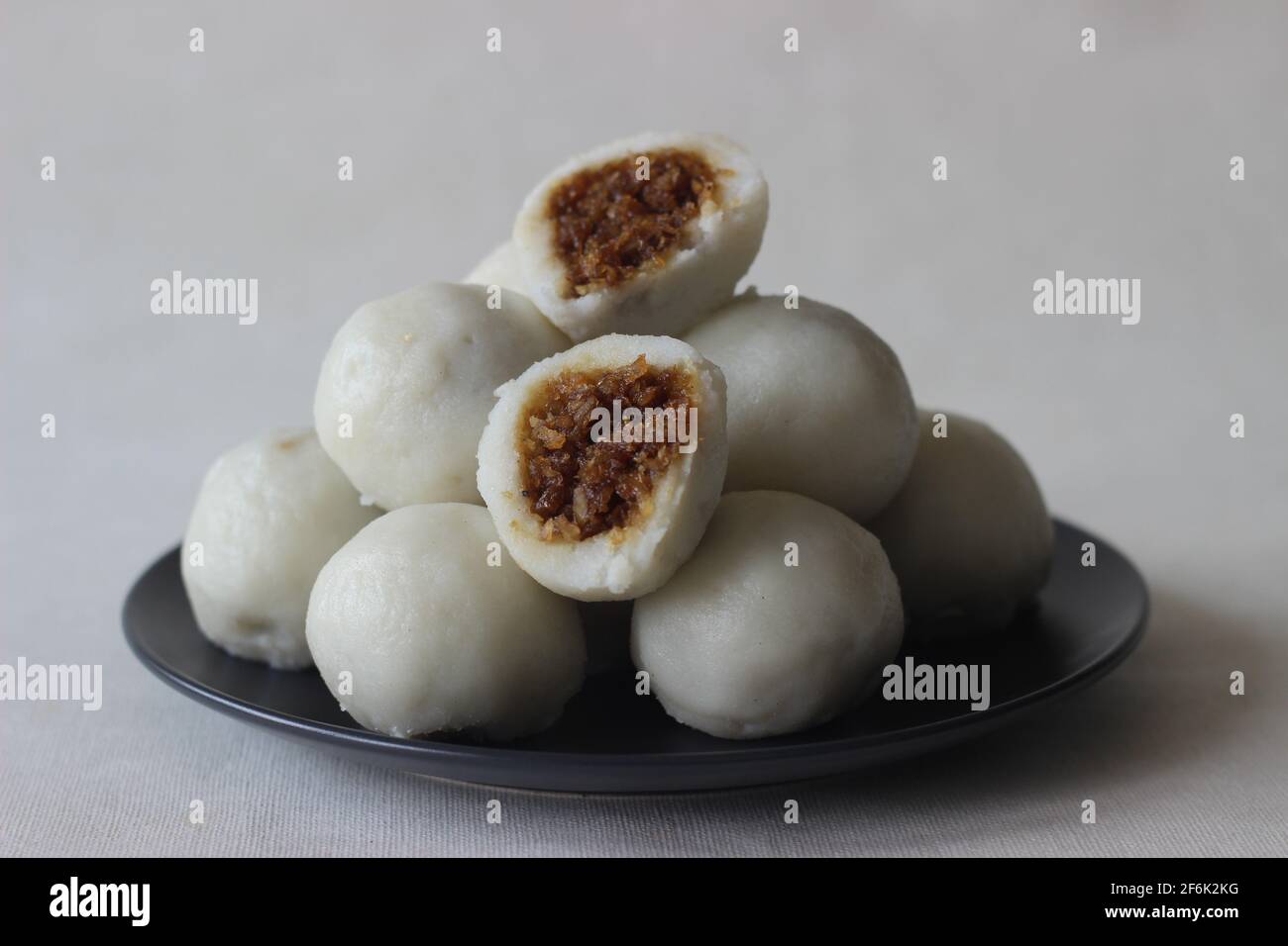 Gedämpfte Knödel aus Reismehl und gefüllt mit einer Füllung aus Kokosnuss und Backwaren. Es ist allgemein bekannt als kozhukatta oder kolukattai in Sout Stockfoto