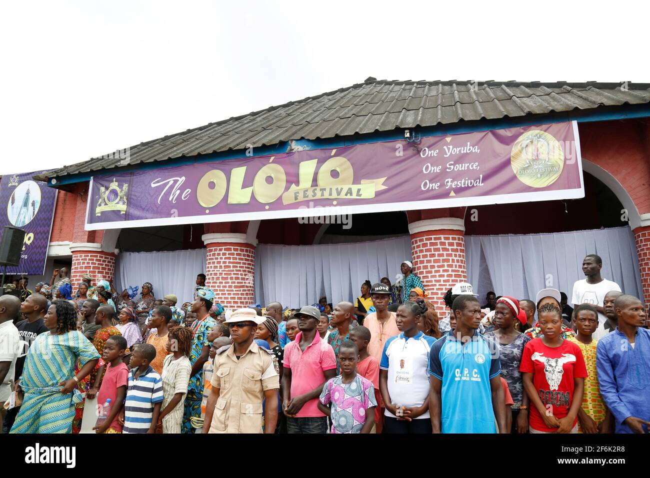 Menschen, die während des Olojo Festivals, Ile-Ife, Bundesstaat Osun, Nigeria, vor dem Alten Palast von Ooni stehen. Stockfoto