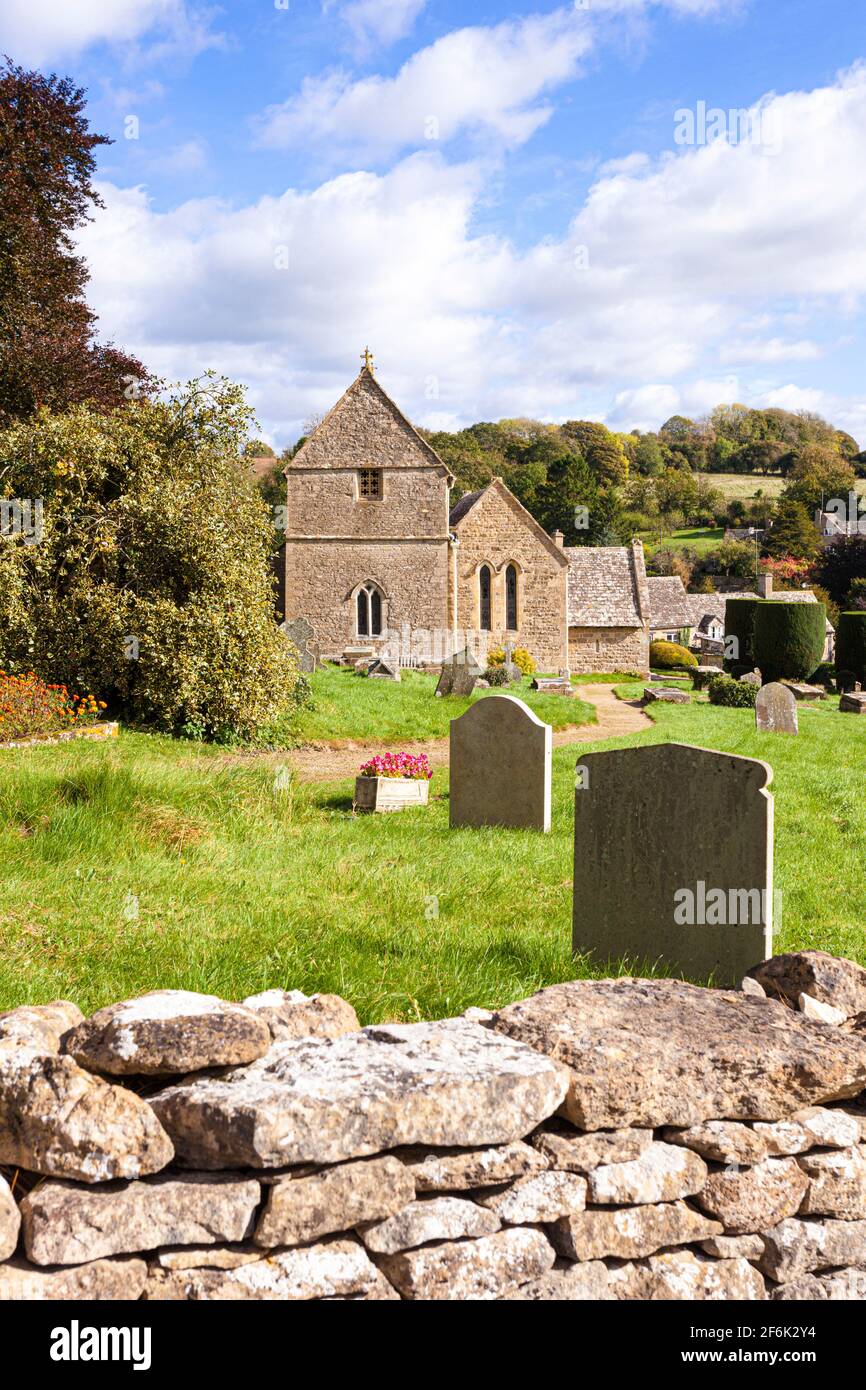 Herbst in der St. Peters Kirche im Cotswold-Dorf Duntisbourne Abbots, Gloucestershire, Großbritannien Stockfoto