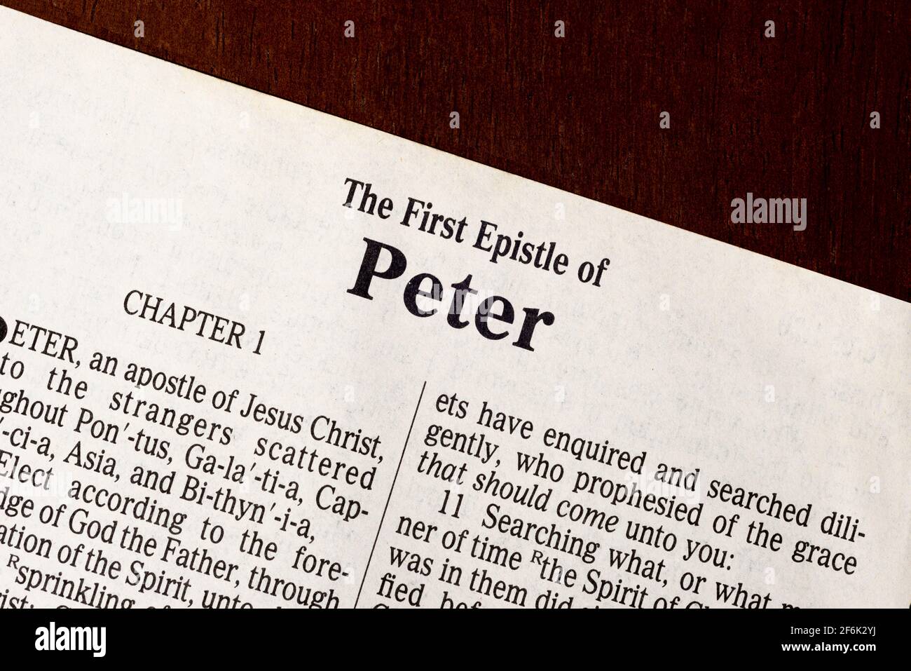 Dies ist die King James Bibel, die 1611 übersetzt wurde. Es gibt keine Urheberrechte. Erste Peter-Titelseite. Stockfoto