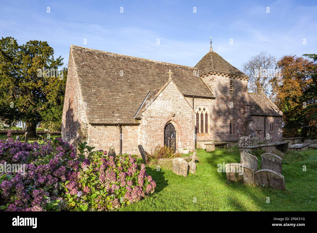 St. Mary Magdalene Kirche, in einem kreisförmigen Kirchhof, in Hewelsfield im Forest of Dean, Gloucestershire, Großbritannien Stockfoto