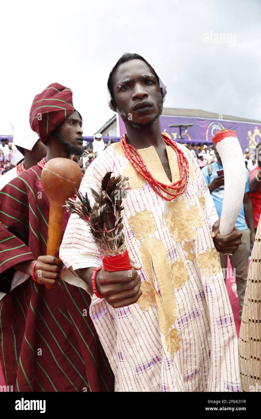 Ein junger Mann in Yoruba traditioneller Kleidung während des Olojo Festivals, Ile-Ife, Osun State, Nigeria. Stockfoto
