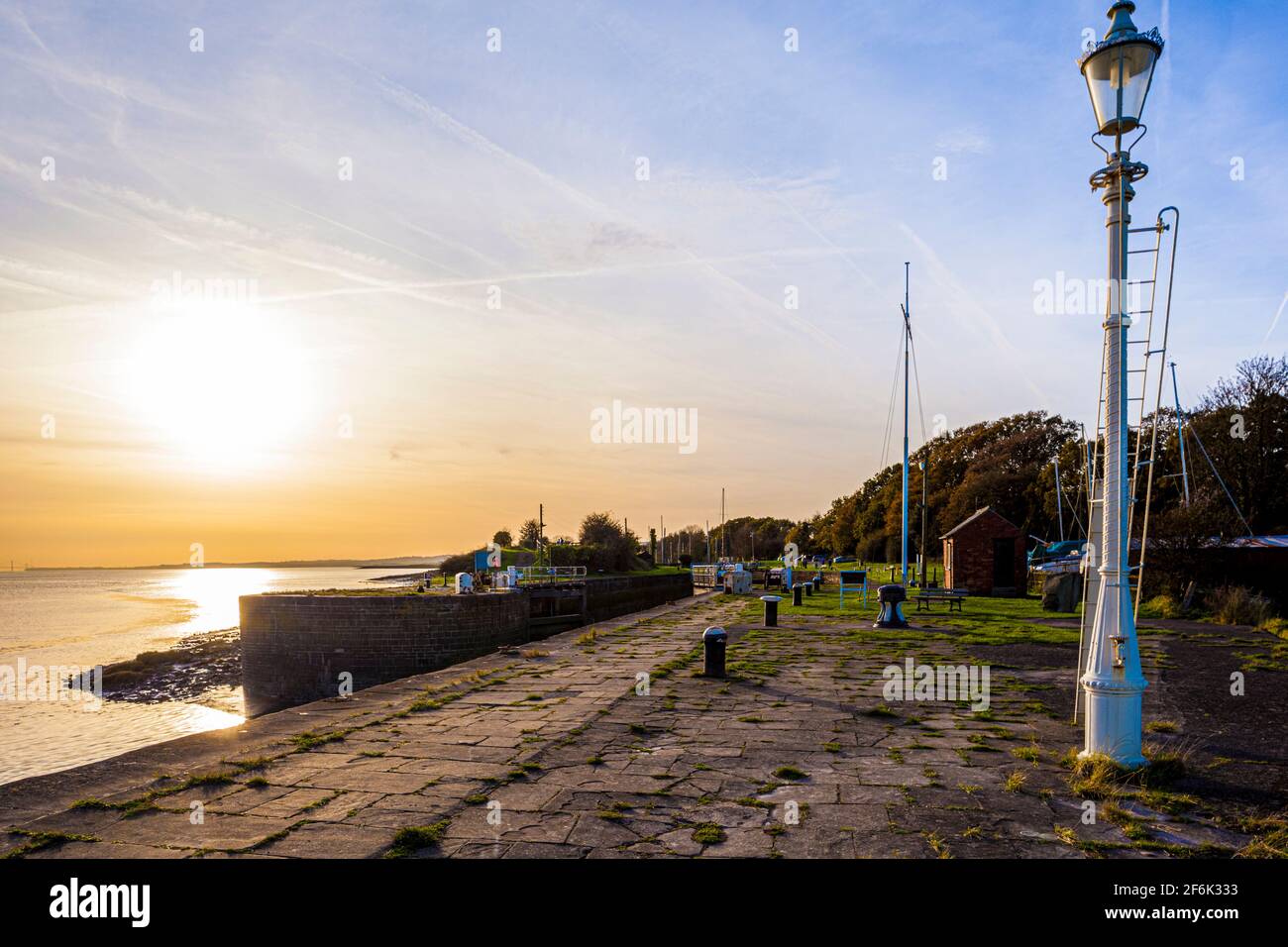 Sonnenuntergang über dem Fluss Severn im Lydney Harbour, Gloucestershire, Großbritannien Stockfoto