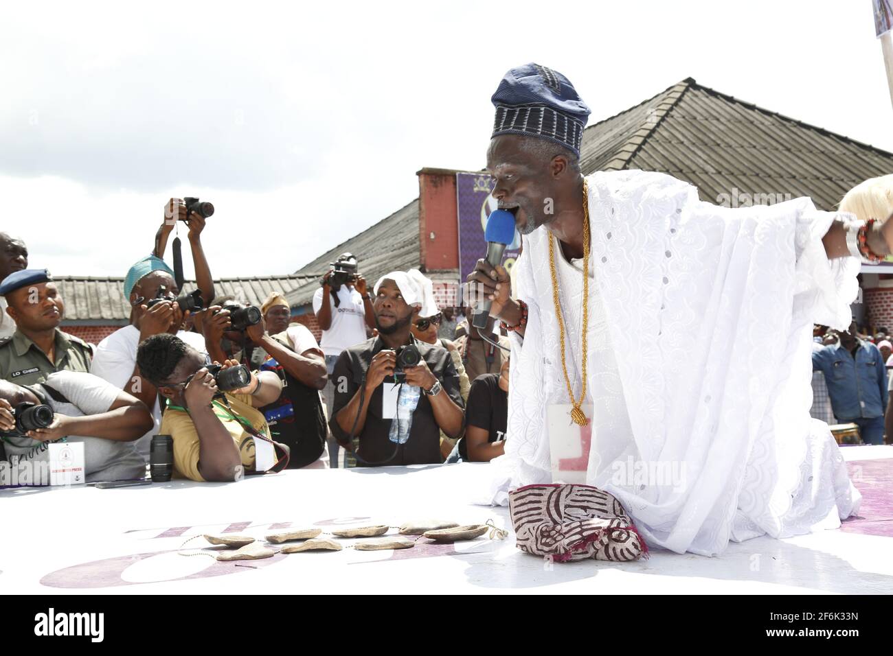 Ein Mann, der während des Olojo Festivals, Ile-Ife, Osun State, Nigeria, die IFA-Weissagung aufführt. Stockfoto