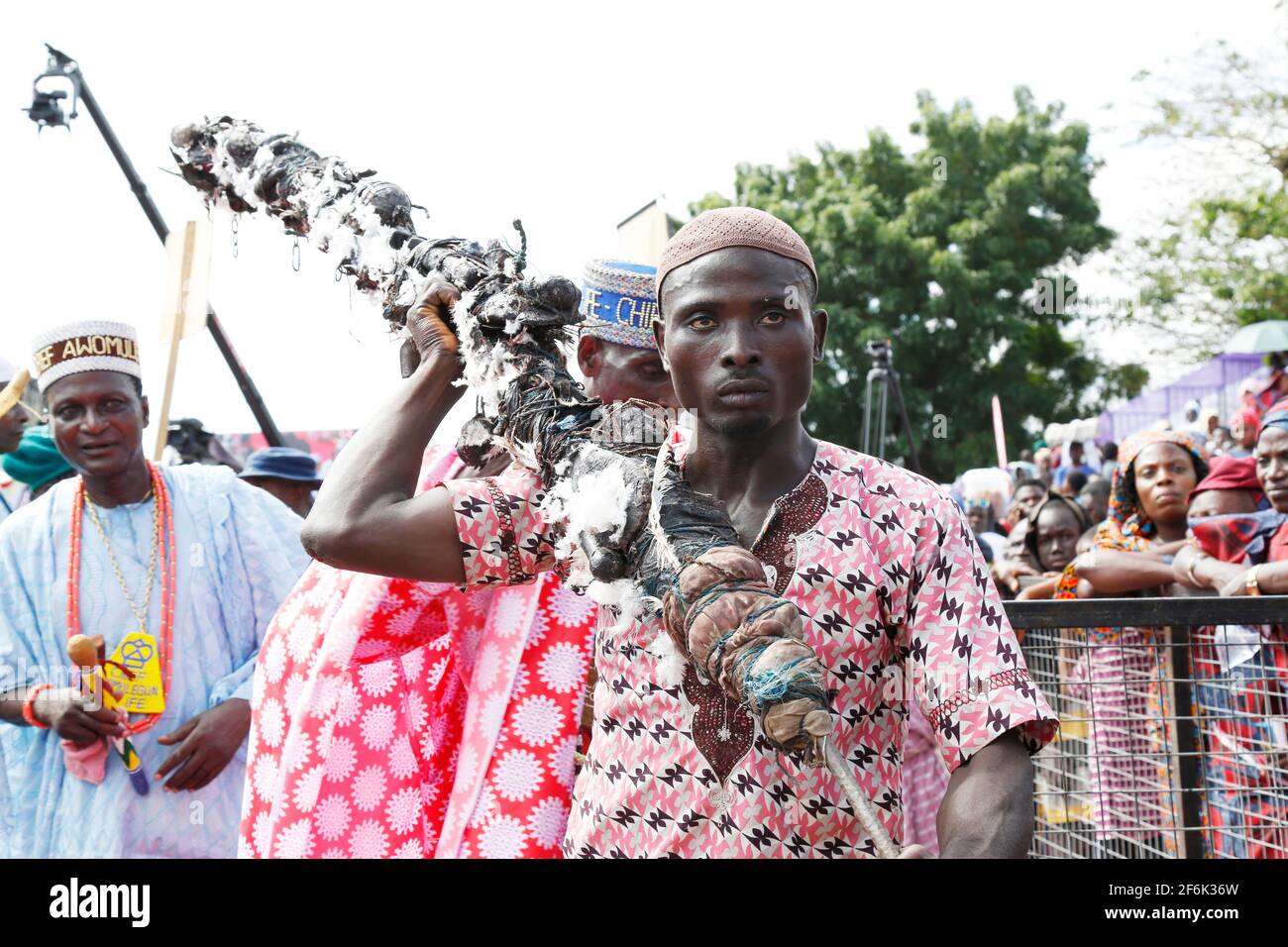 Ein Mann und seine magische Sonnenenergie, Olojo Festival, Ile-Ife, Osun State, Nigeria. Stockfoto