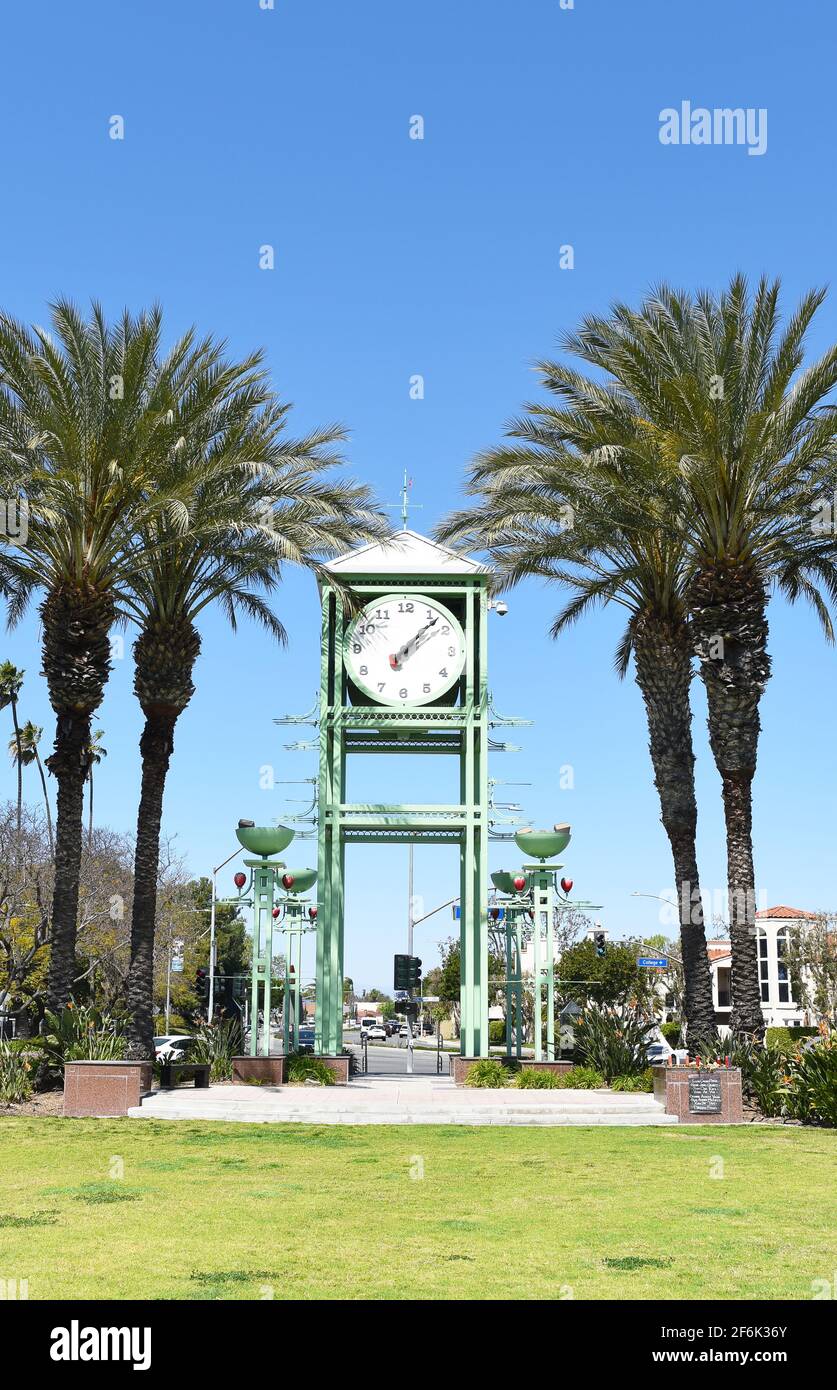 GARDEN GROVE, KALIFORNIEN - 31 MÄR 2021: Clock Tower on the Village Green, der älteste Park der Stadt neben dem historischen Stadtbezirk. Stockfoto