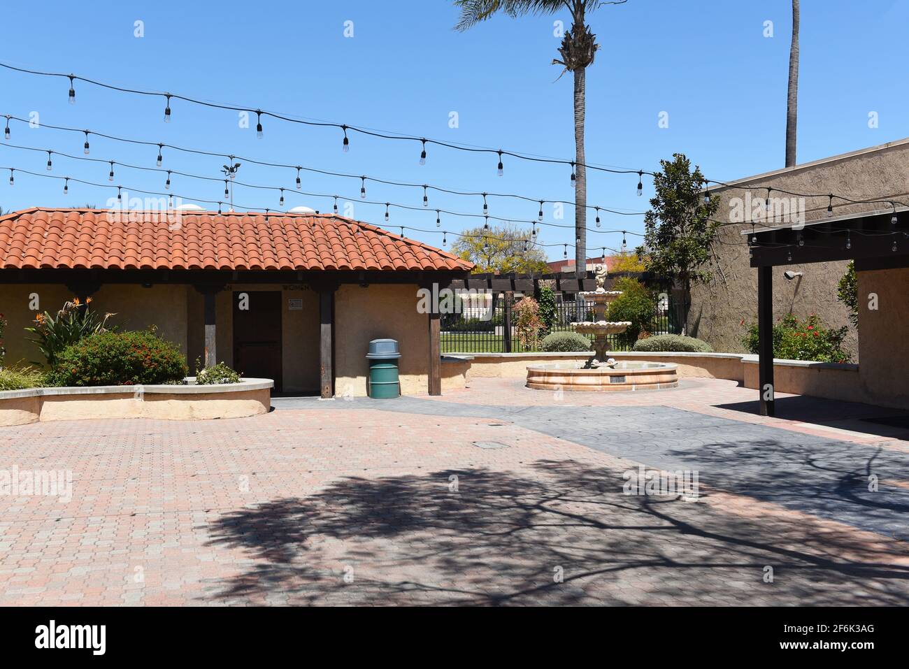 GARDEN GROVE, KALIFORNIEN - 31. MÄRZ 2021: Das Courtyard Center on the Village Green ist ein Veranstaltungsort für Veranstaltungen und Veranstaltungen. Stockfoto