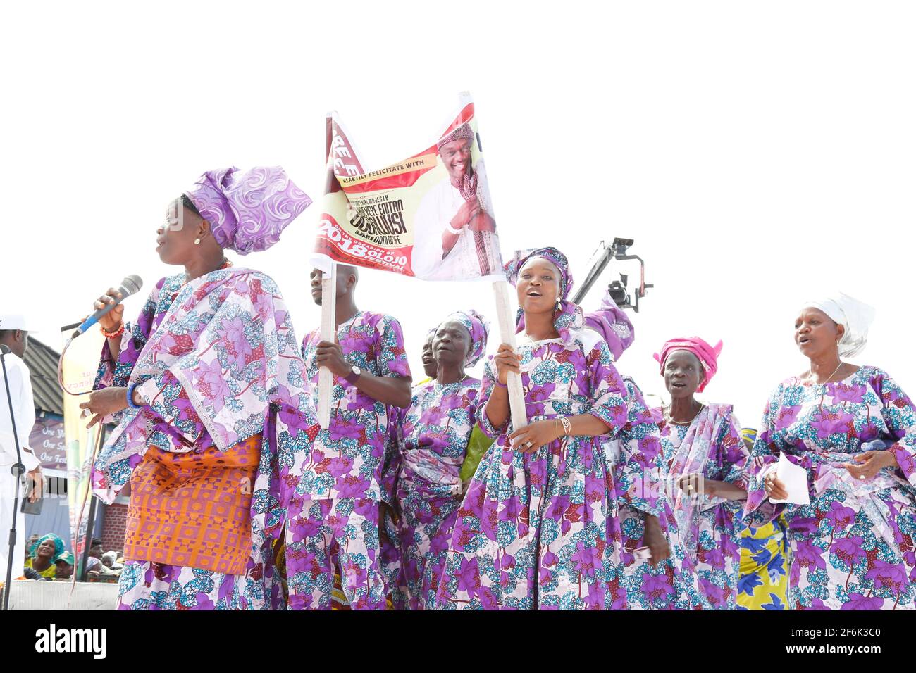 Yoruba-Kulturtruppen, die Ooni von Ife während des Olojo Festivals, Ile-Ife, Osun State, Nigeria, ehren. Stockfoto