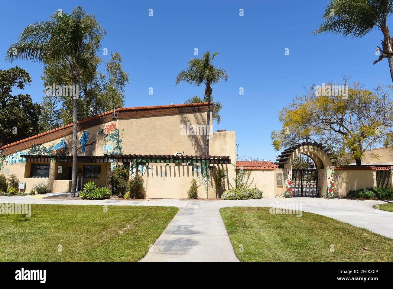 GARDEN GROVE, KALIFORNIEN - 31. MÄRZ 2021: Das Courtyard Center on the Village Green ist ein Veranstaltungsort für Veranstaltungen und Veranstaltungen. Stockfoto