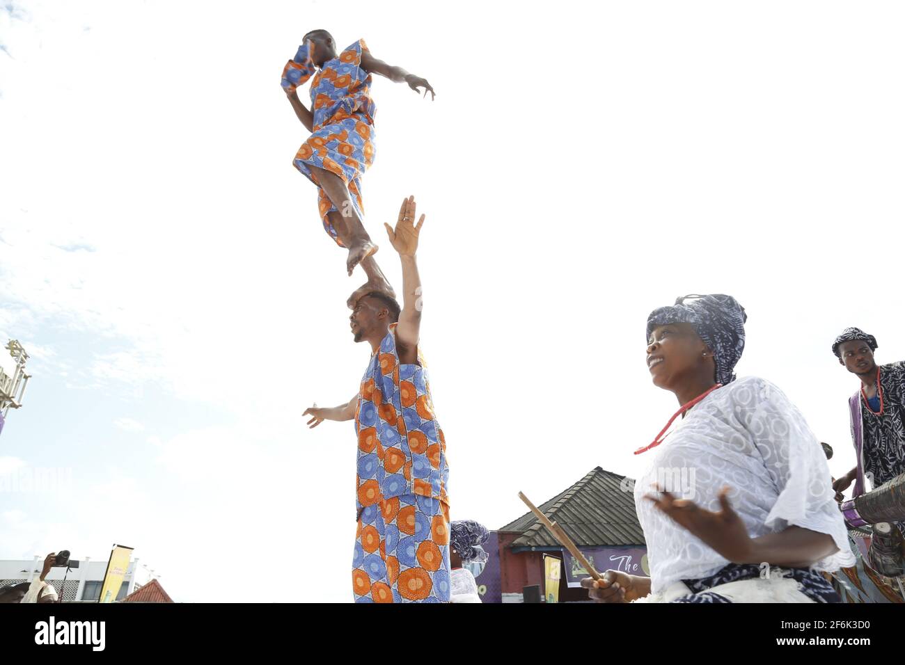 Nigerianische Studenten treten während des Olojo Festivals auf, Ile-Ife, Osun State, Nigeria. Stockfoto