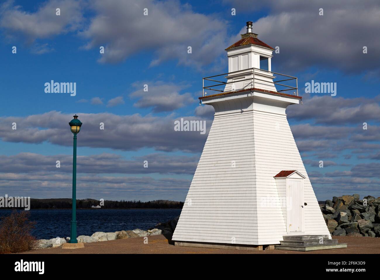 Medway Head Light, auch bekannt als Port Medway Lighthouse, in Nova Scotia, Kanada. Am Medway Head steht seit 1851 ein Leuchtturm. Stockfoto