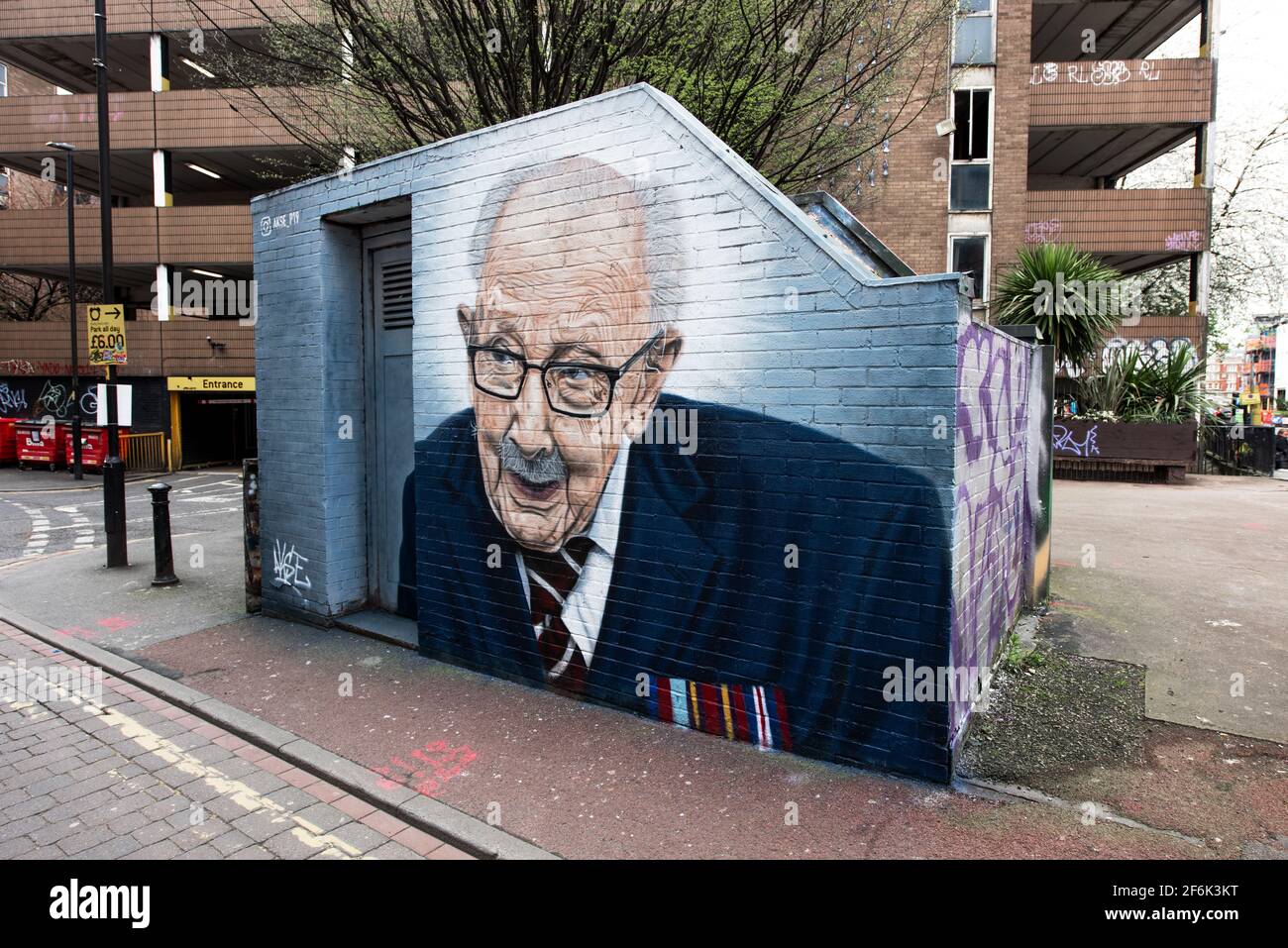 Captain Sir Tom Moore Wandbild des Künstlers Akse p19 im Northern Quarter, Manchester. Stockfoto