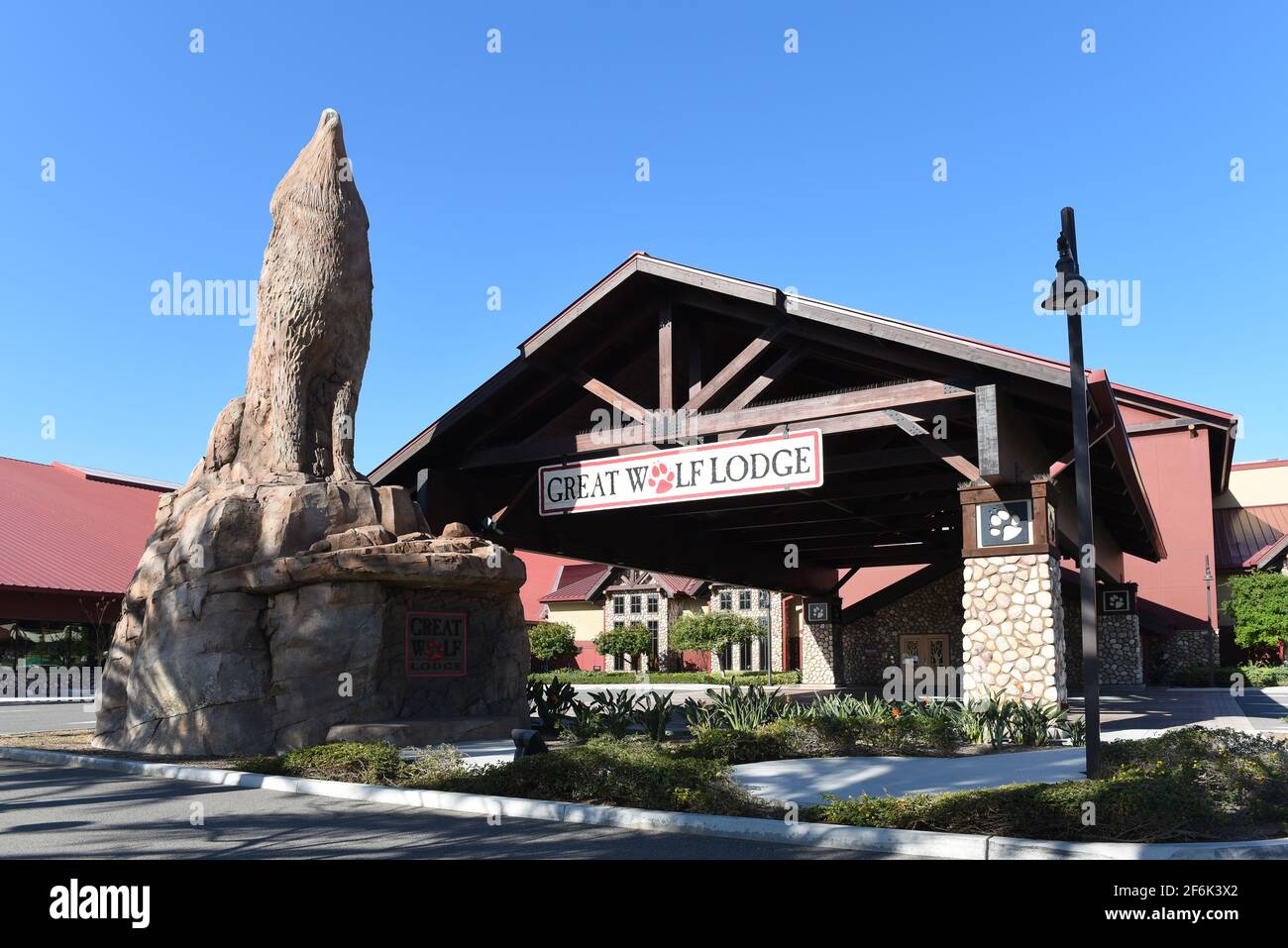 GARDEN GROVE, KALIFORNIEN - 31. MÄRZ 2021: Statue des Heulenden Wolfes in der Great Wolf Lodge und im Hallenwasserpark. Stockfoto