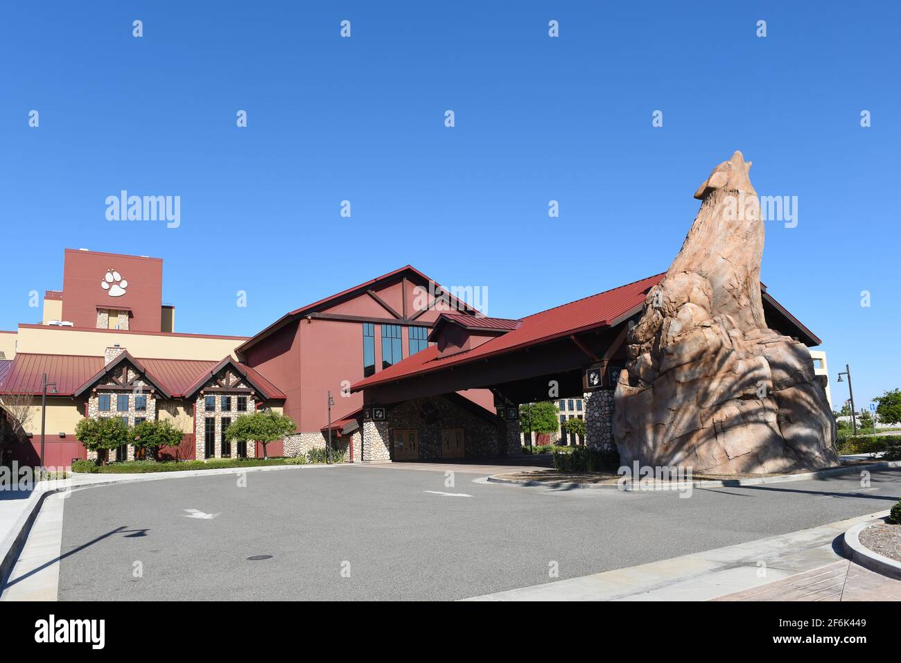 GARDEN GROVE, KALIFORNIEN - 31. MÄRZ 2021: Eingang zur Great Wolf Lodge, mit heulender Wolfstatue, einem überdachten Wasserpark und Resort. Stockfoto