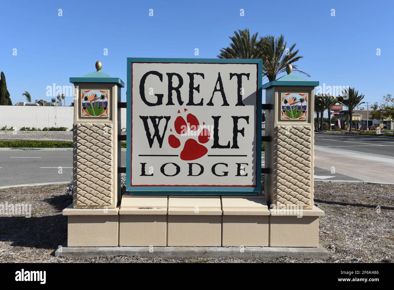 GARDEN GROVE, KALIFORNIEN - 31. MÄRZ 2021: Nahaufnahme des Schildes der Great Wolf Lodge am Harbor Boulevard. Stockfoto