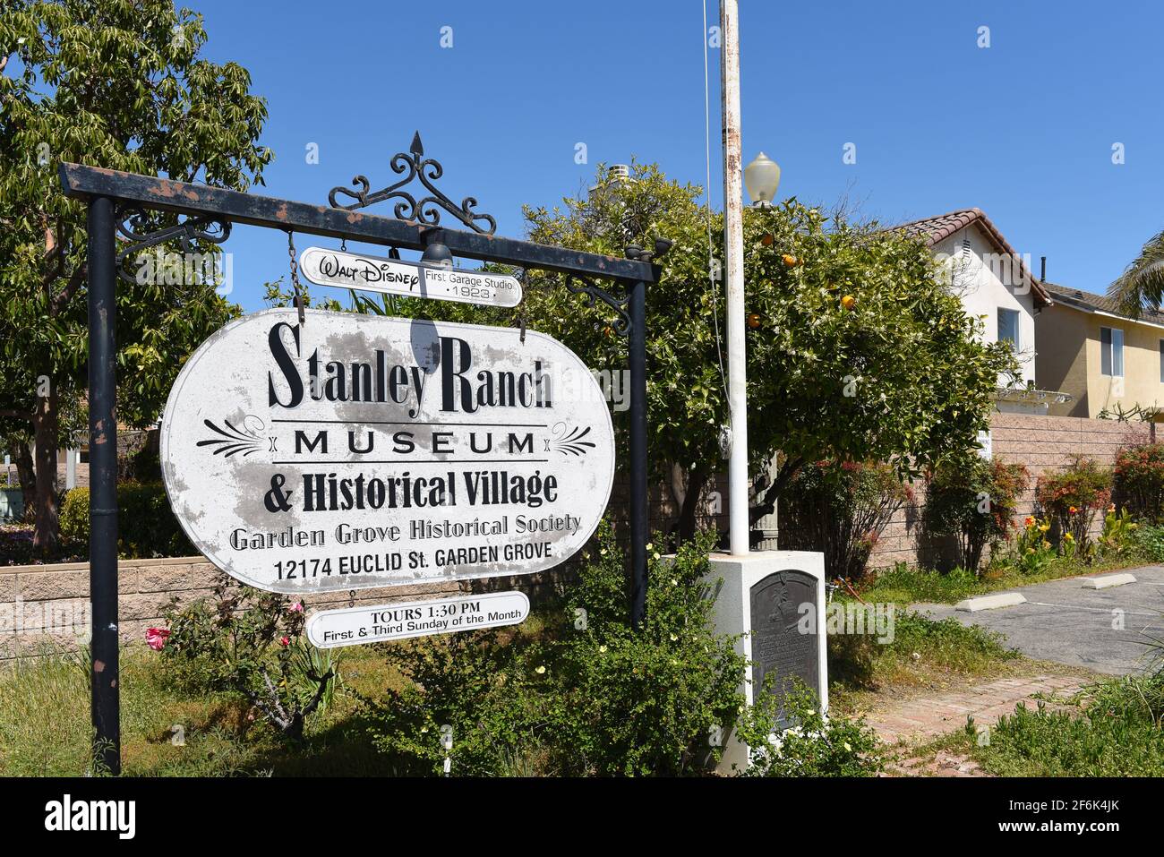 GARDEN GROVE, KALIFORNIEN - 31 MAR 2021: Stanley Ranch Museum Schild am Eingang zum Park der historischen Gebäude auf der Euclid Avenue. Stockfoto