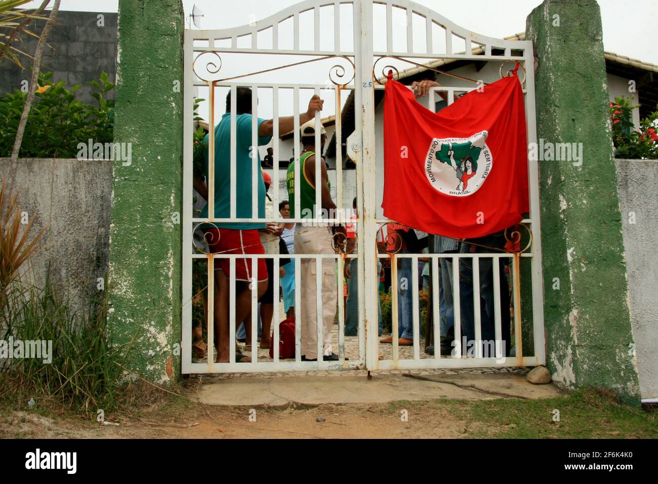 santa cruz cabralia, bahia / brasilien - 27. november 2008: mitglied der Landlosen Bewegung - MST - werden während einer Invasion der Seide der Stadt o gesehen Stockfoto